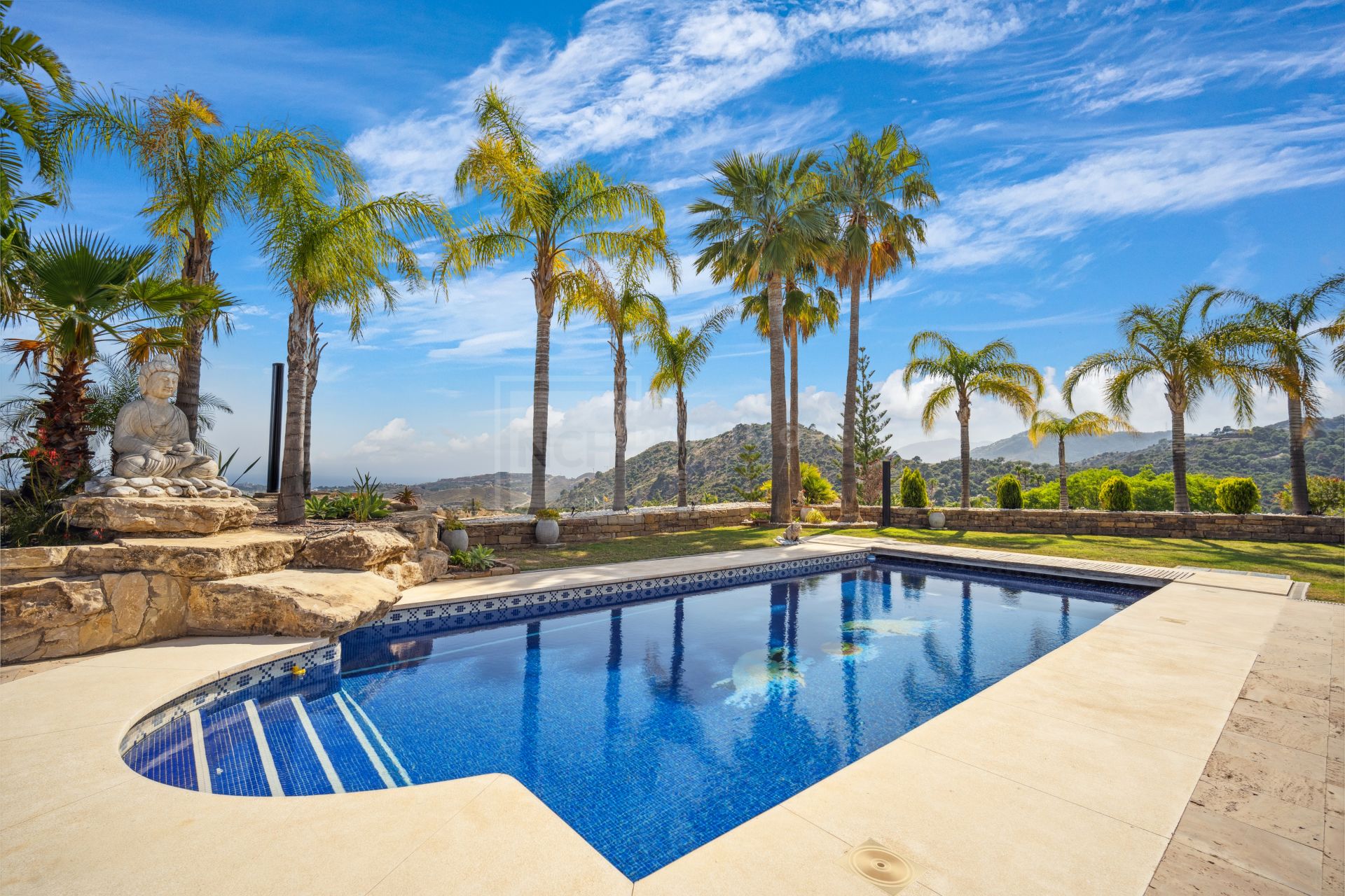 FRONT-LINE GOLF VILLA IN LOS ARQUEROS