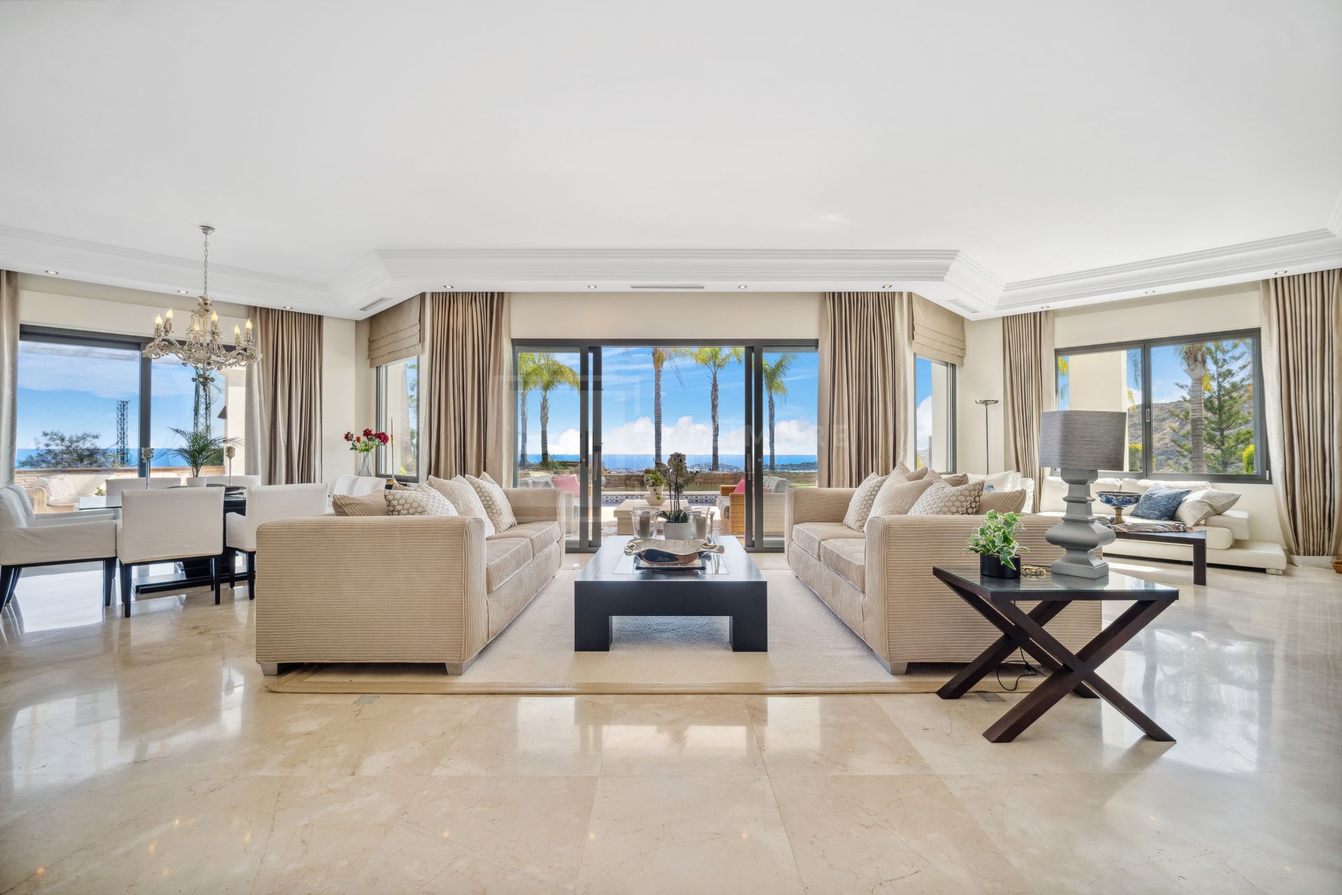 FRONT-LINE GOLF VILLA IN LOS ARQUEROS