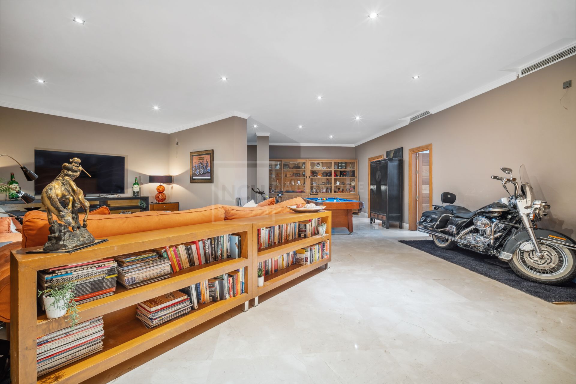 FRONT-LINE GOLF VILLA IN LOS ARQUEROS