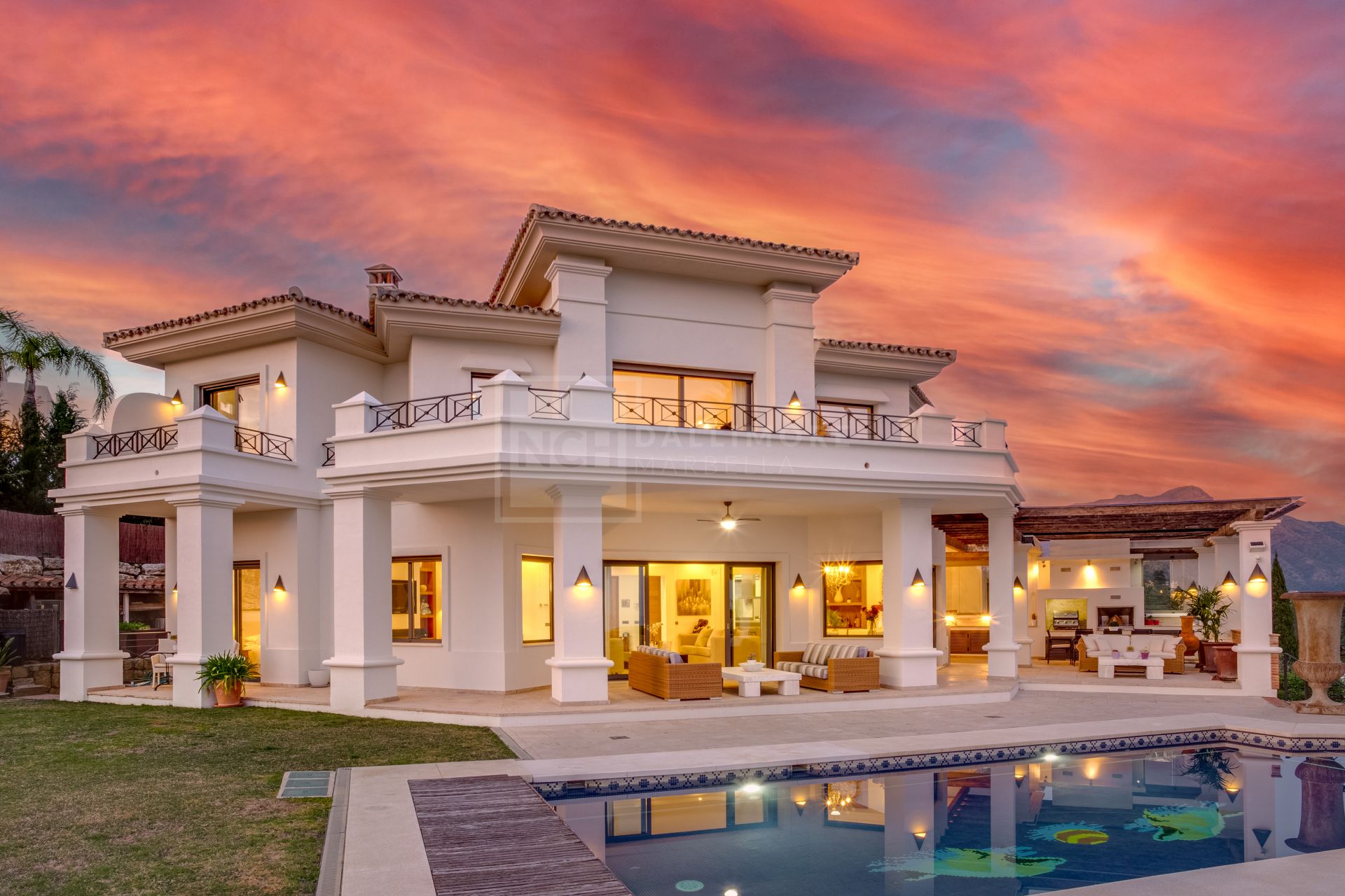 FRONT-LINE GOLF VILLA IN LOS ARQUEROS