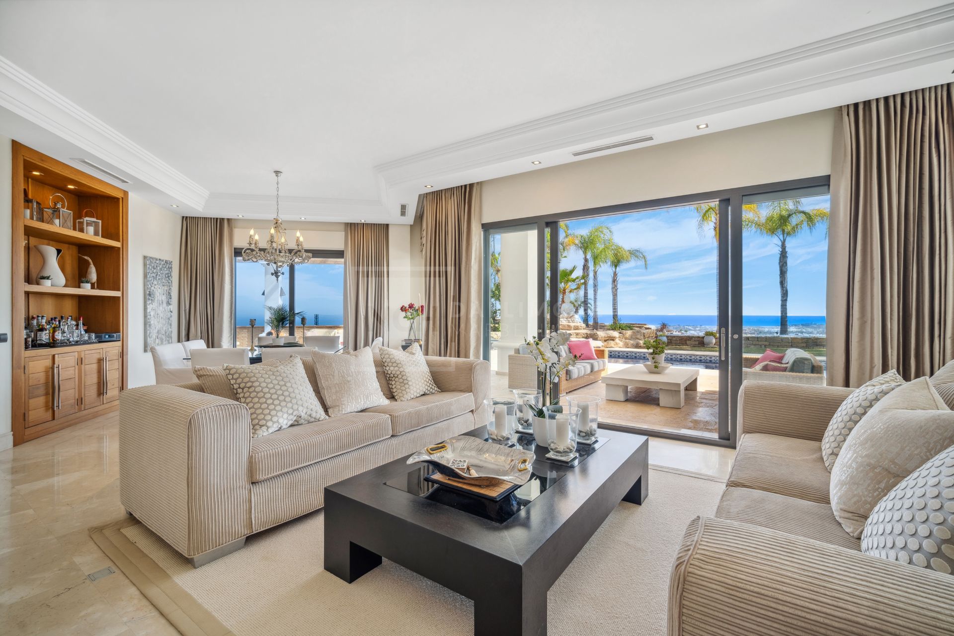 FRONT-LINE GOLF VILLA IN LOS ARQUEROS