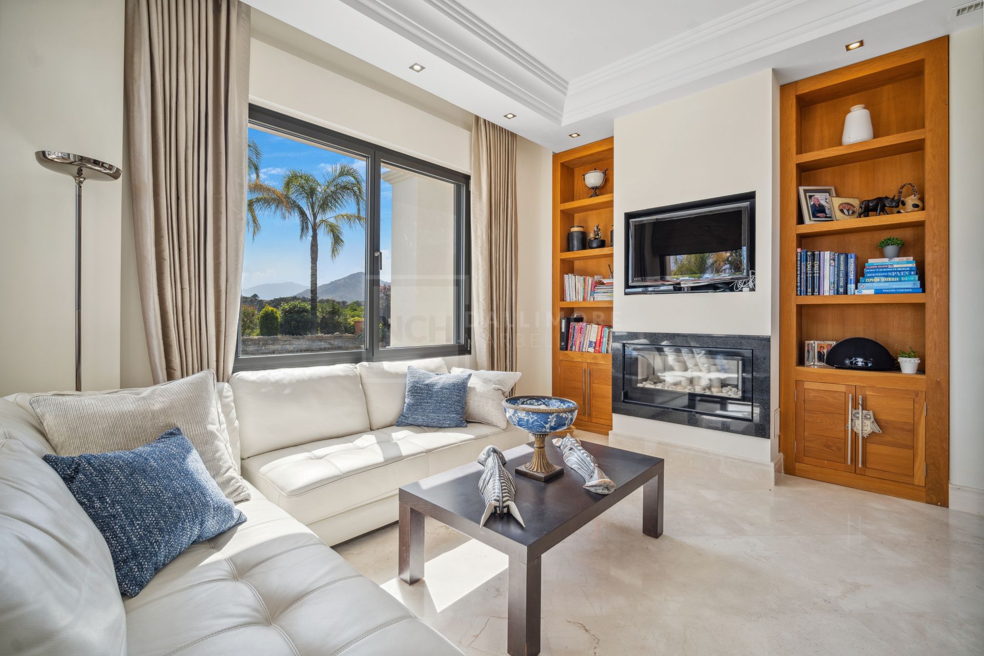 FRONT-LINE GOLF VILLA IN LOS ARQUEROS