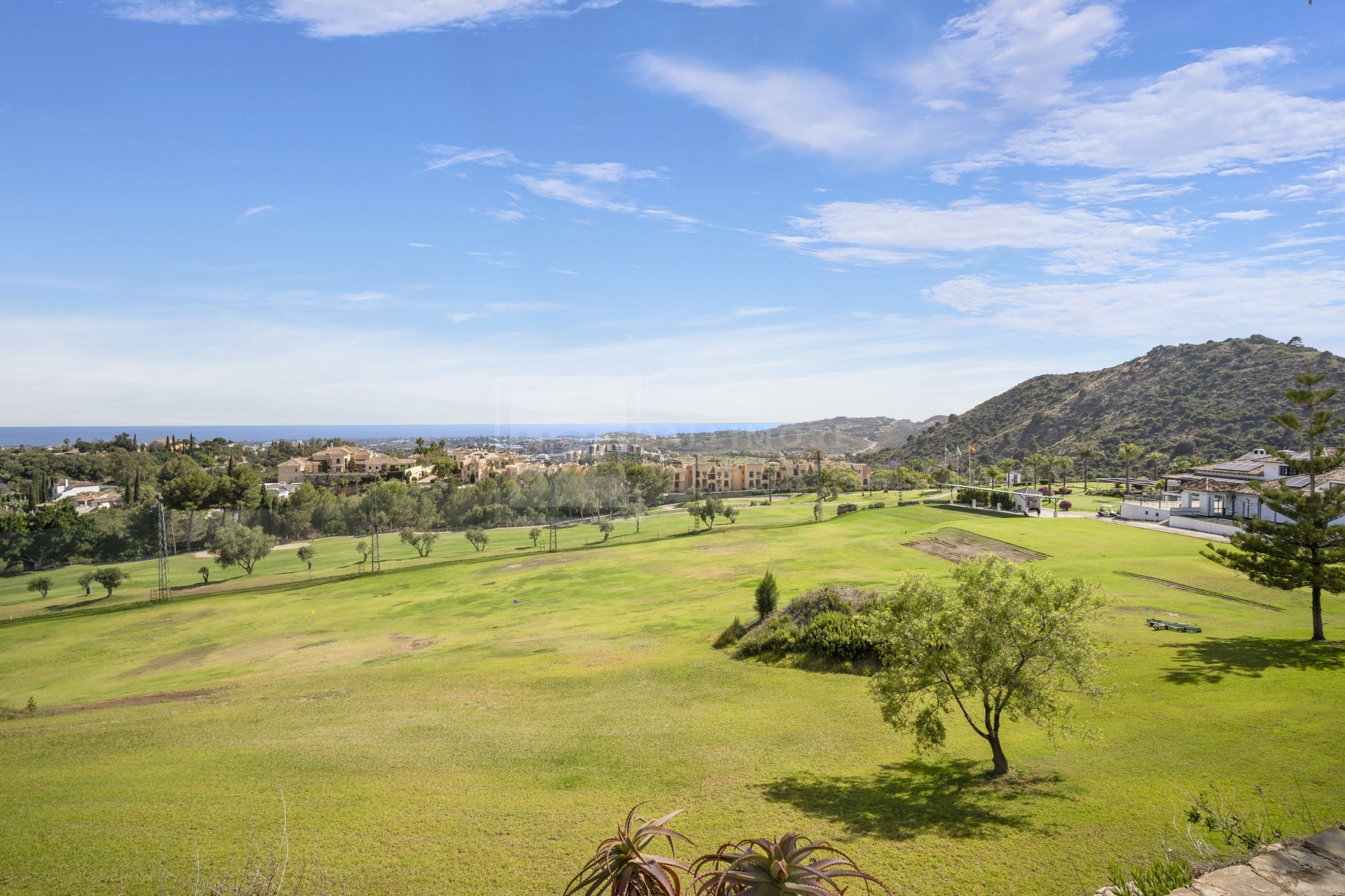 FRONT-LINE GOLF VILLA IN LOS ARQUEROS