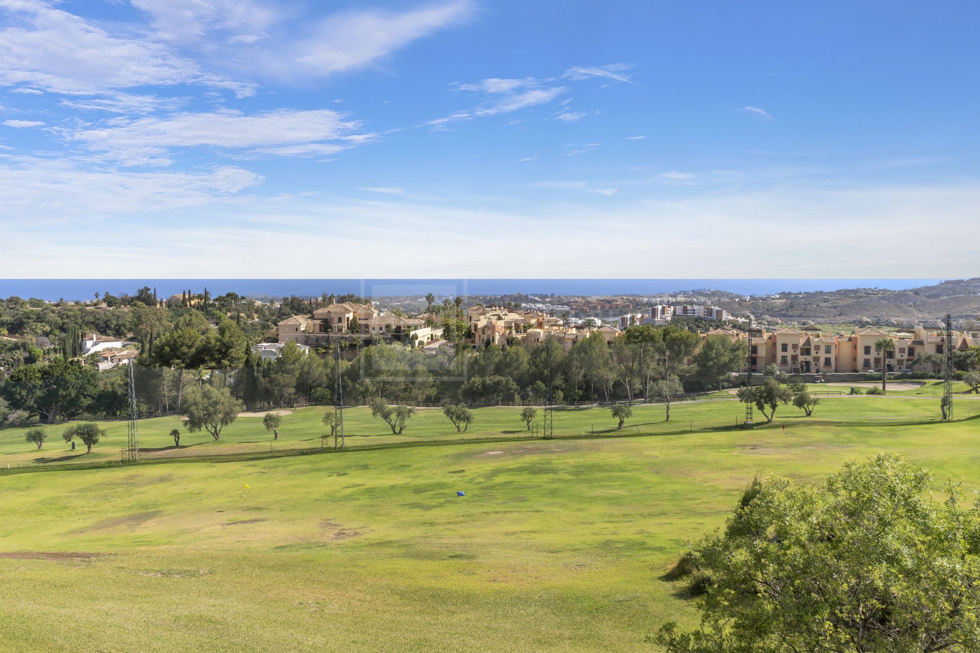 FRONT-LINE GOLF VILLA IN LOS ARQUEROS