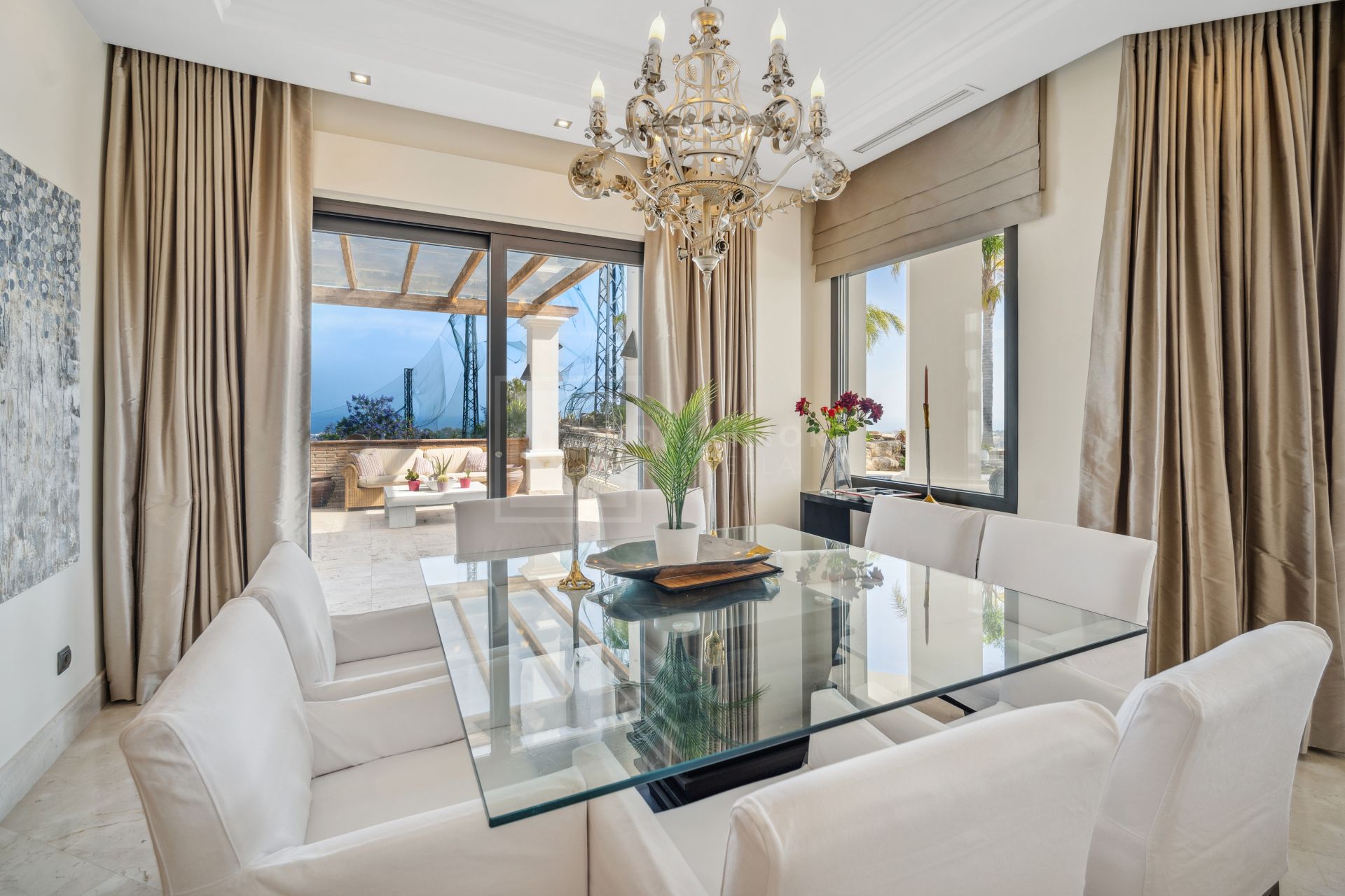 FRONT-LINE GOLF VILLA IN LOS ARQUEROS