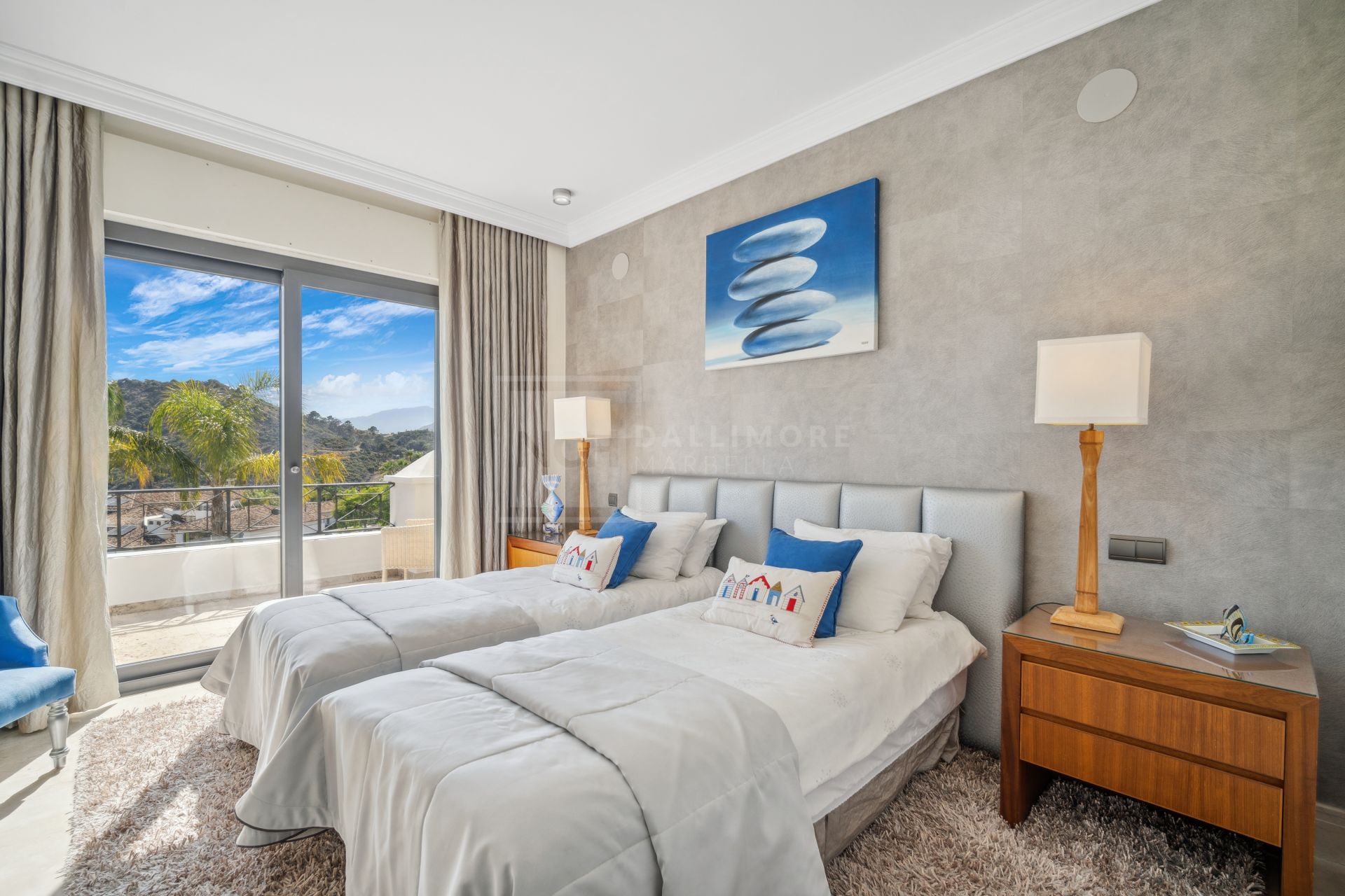 FRONT-LINE GOLF VILLA IN LOS ARQUEROS