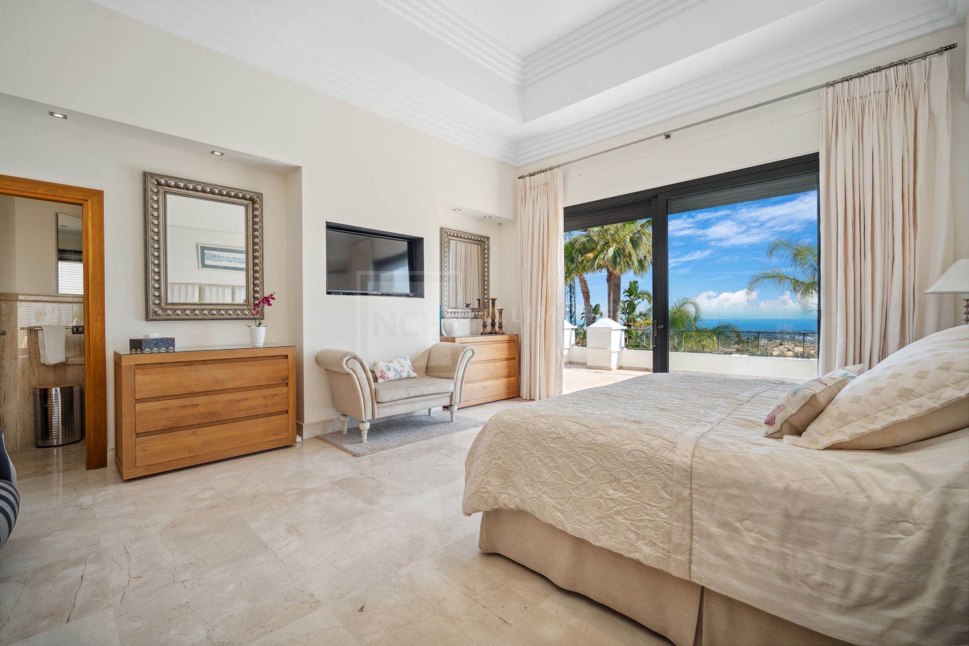 FRONT-LINE GOLF VILLA IN LOS ARQUEROS
