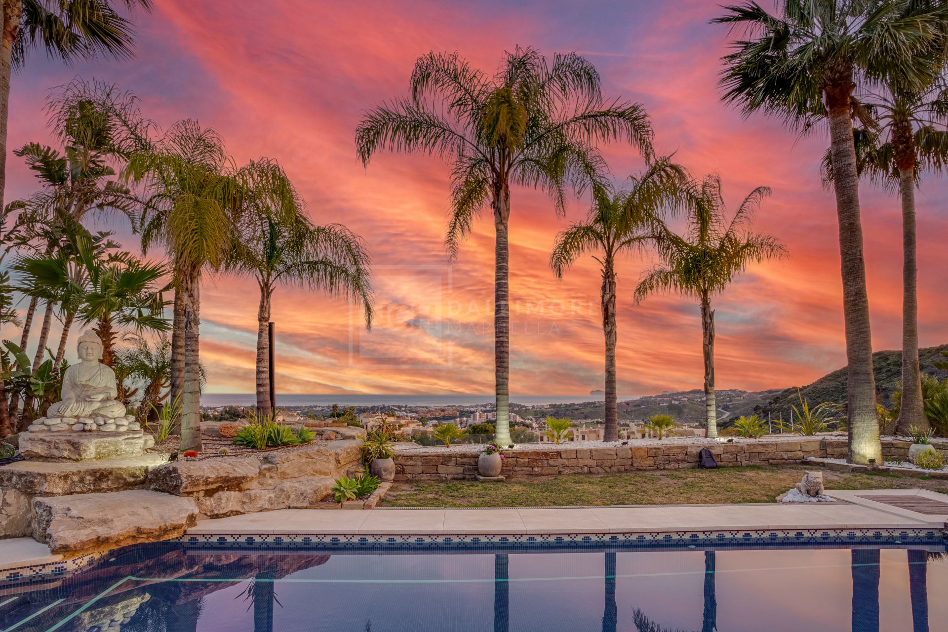 FRONT-LINE GOLF VILLA IN LOS ARQUEROS