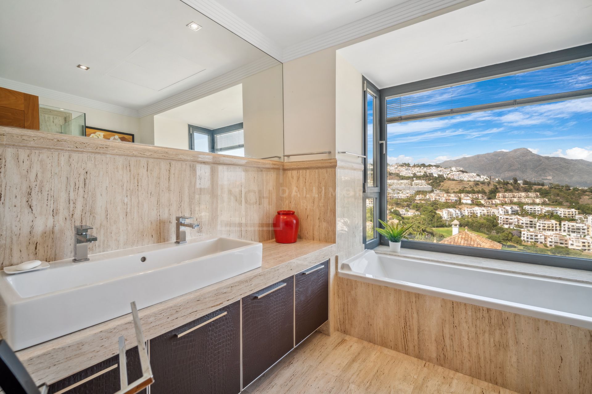 FRONT-LINE GOLF VILLA IN LOS ARQUEROS