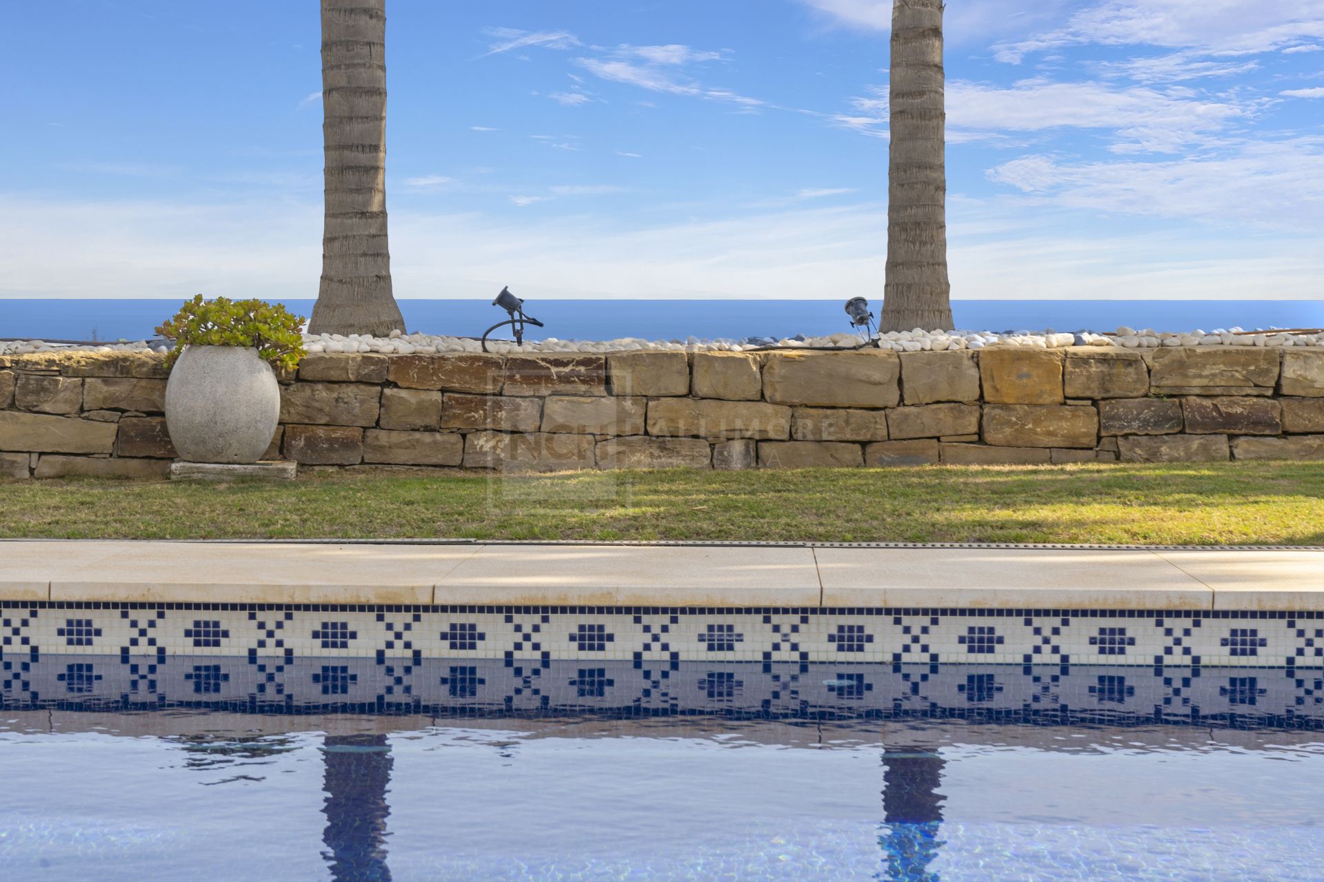 FRONT-LINE GOLF VILLA IN LOS ARQUEROS