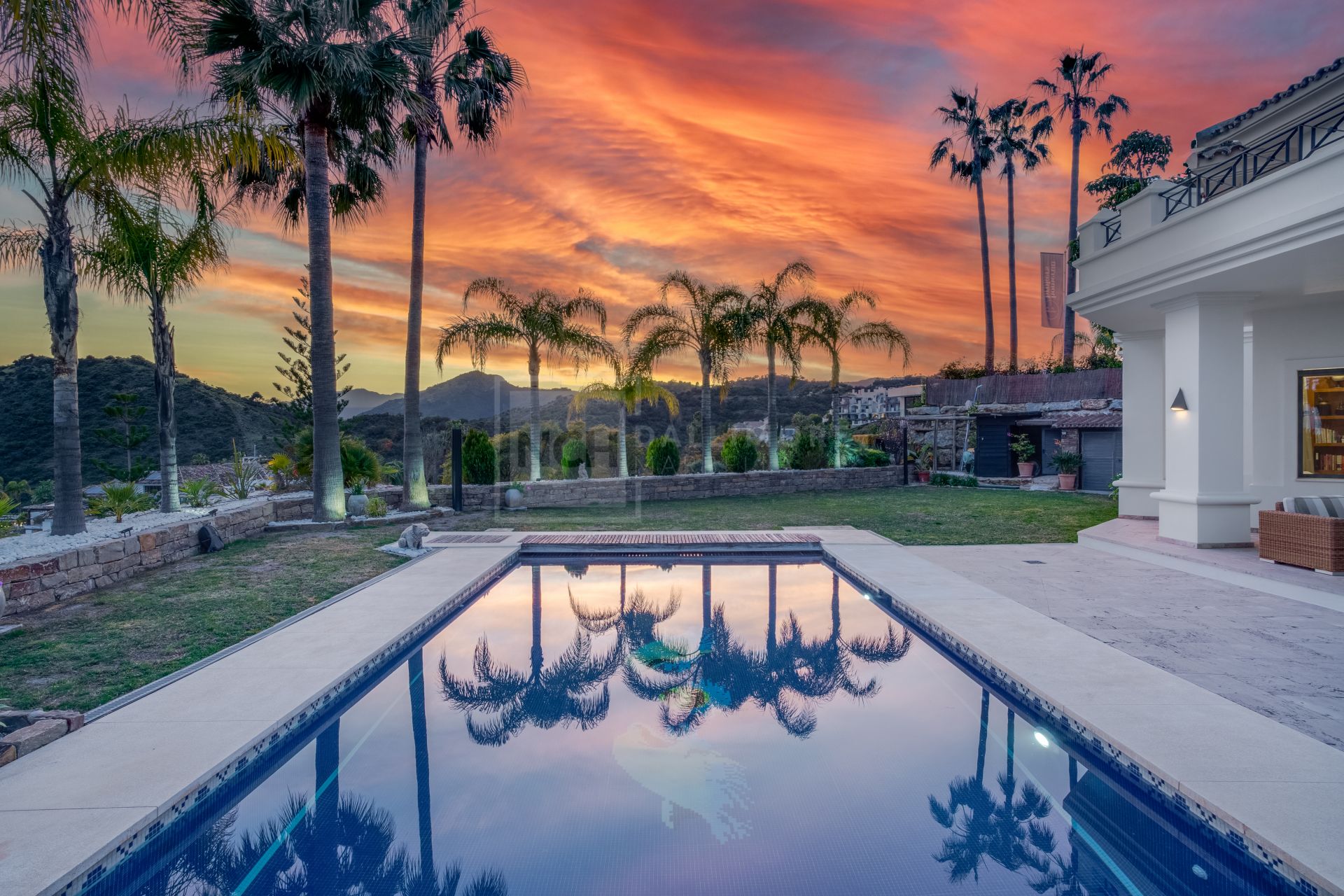 FRONT-LINE GOLF VILLA IN LOS ARQUEROS