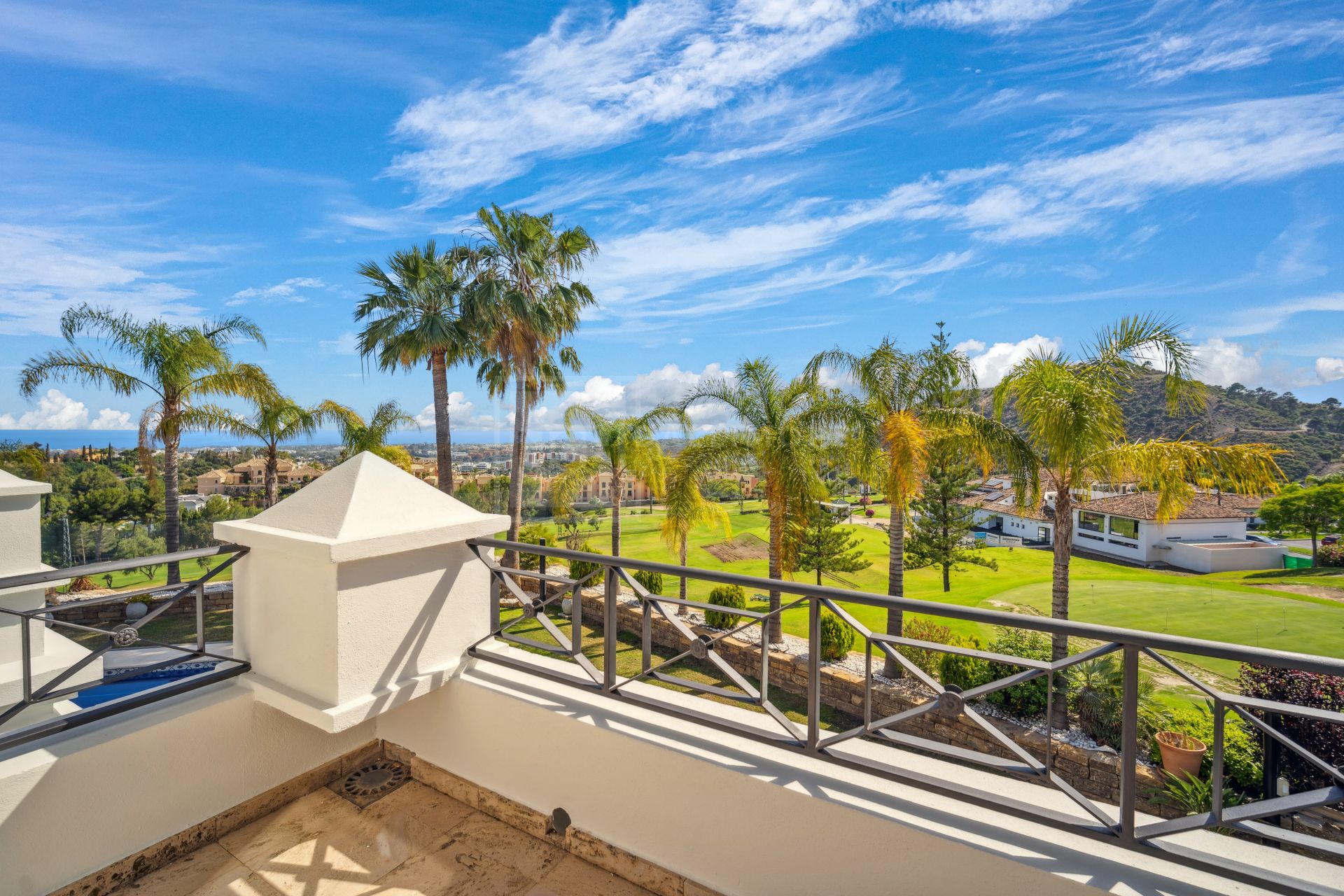 FRONT-LINE GOLF VILLA IN LOS ARQUEROS