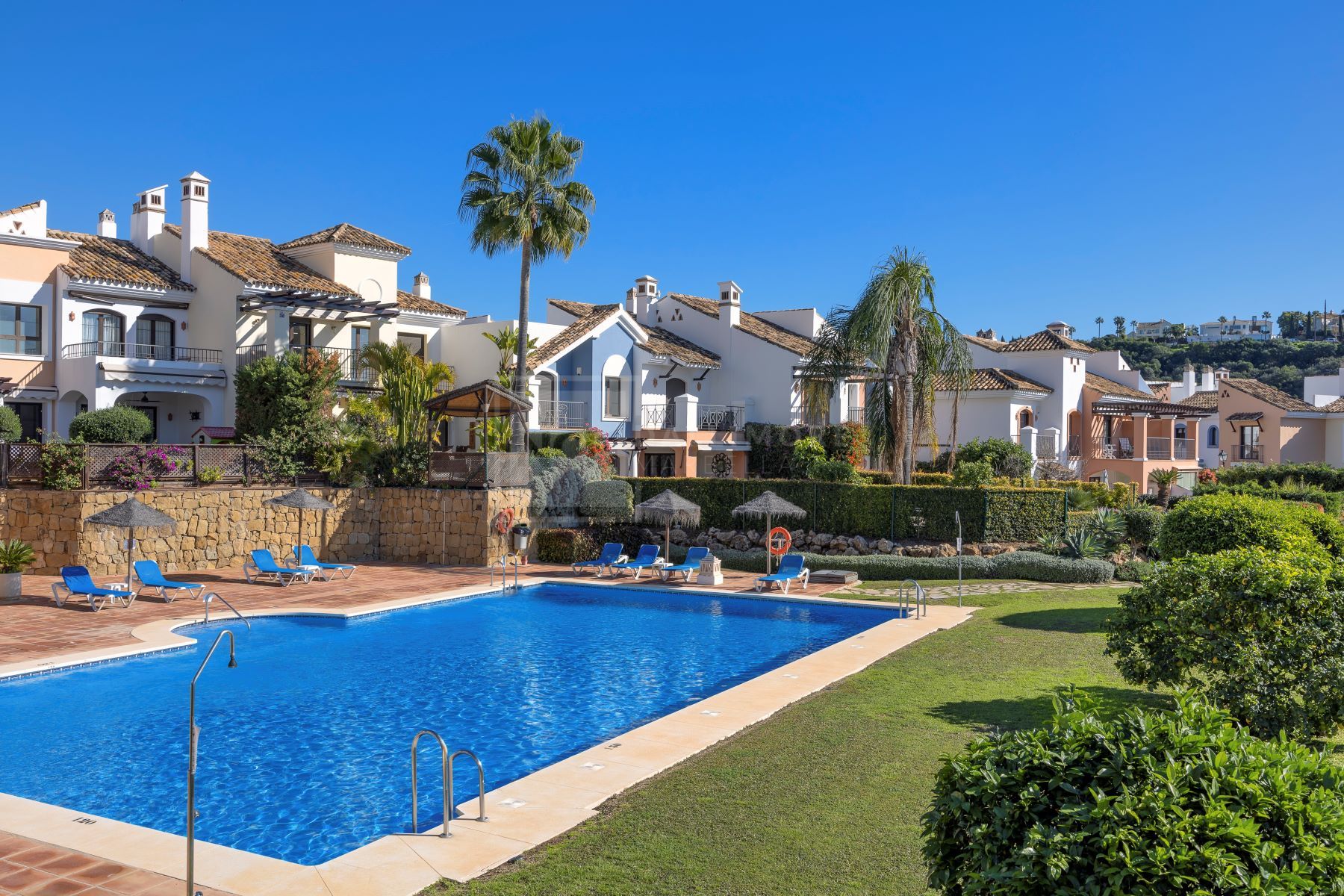 Amplio chalet adosado en Los Almendros, Los Arqueros Golf