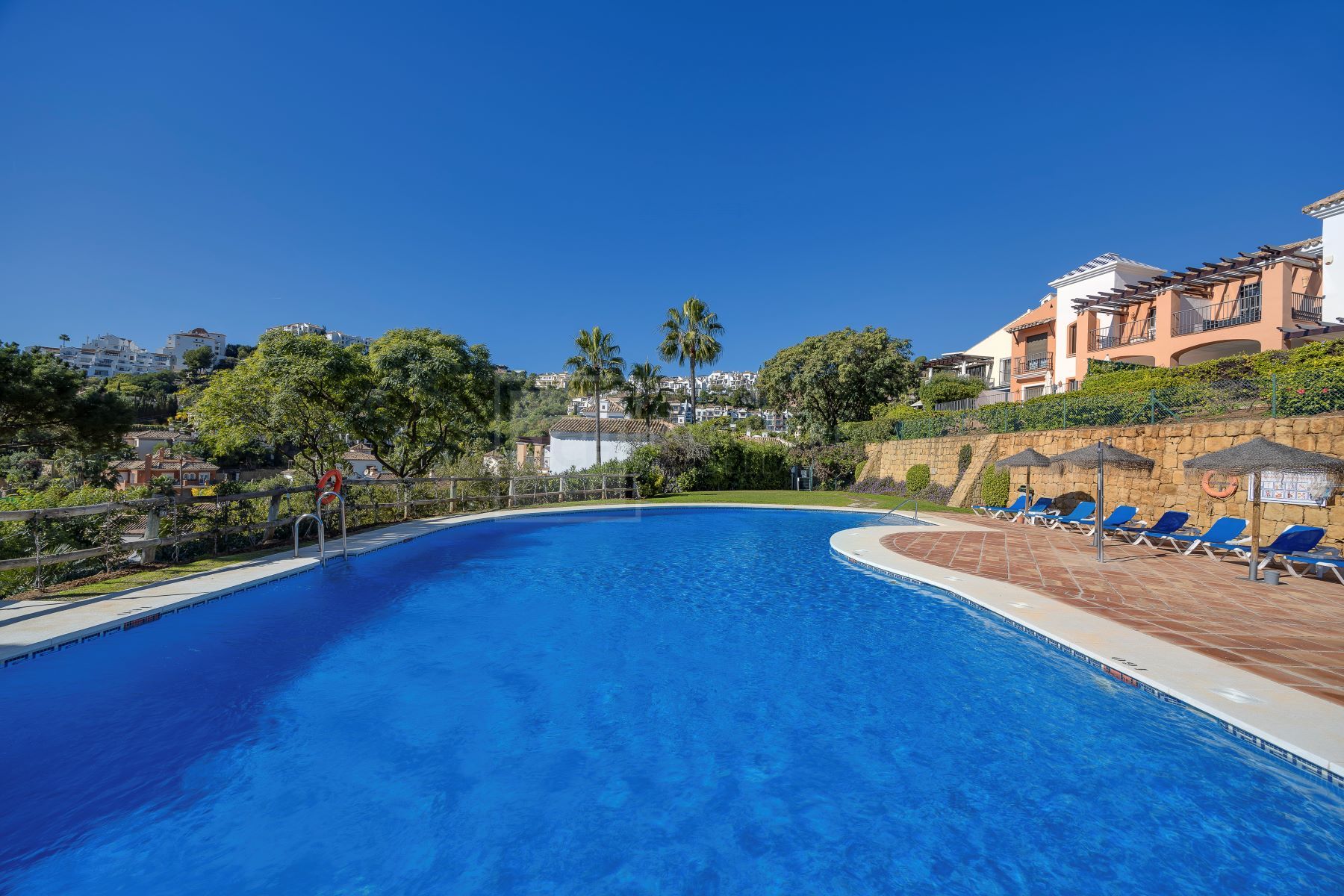 Amplio chalet adosado en Los Almendros, Los Arqueros Golf