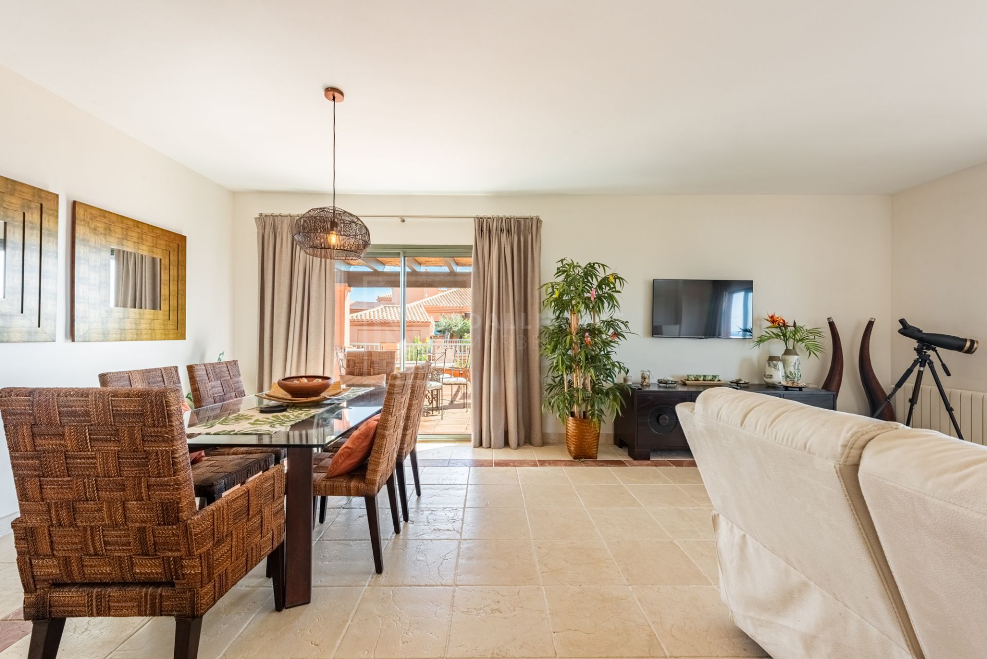 SPACIOUS PENTHOUSE WITH PANORAMIC SEA VIEWS