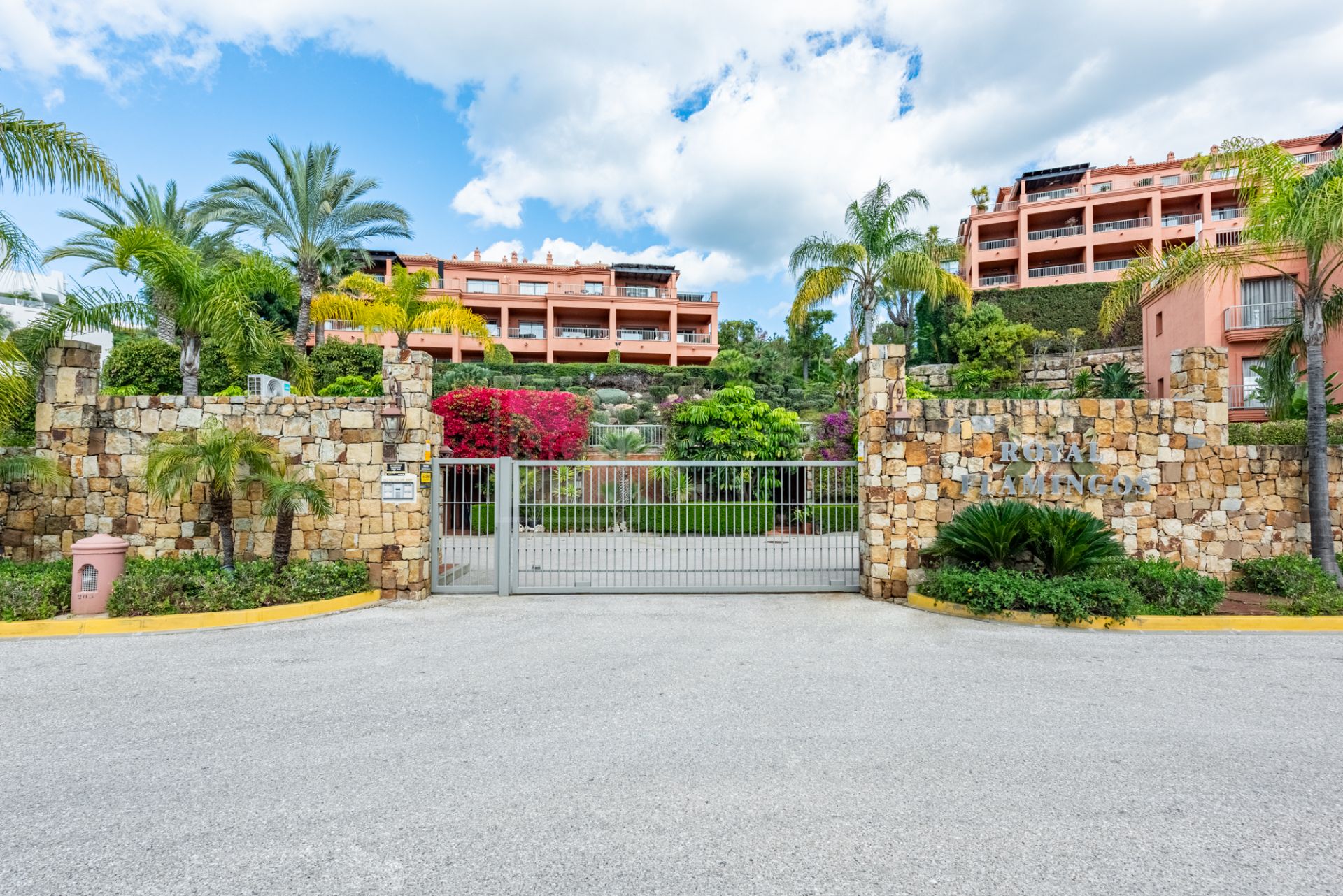 SPACIOUS PENTHOUSE WITH PANORAMIC SEA VIEWS