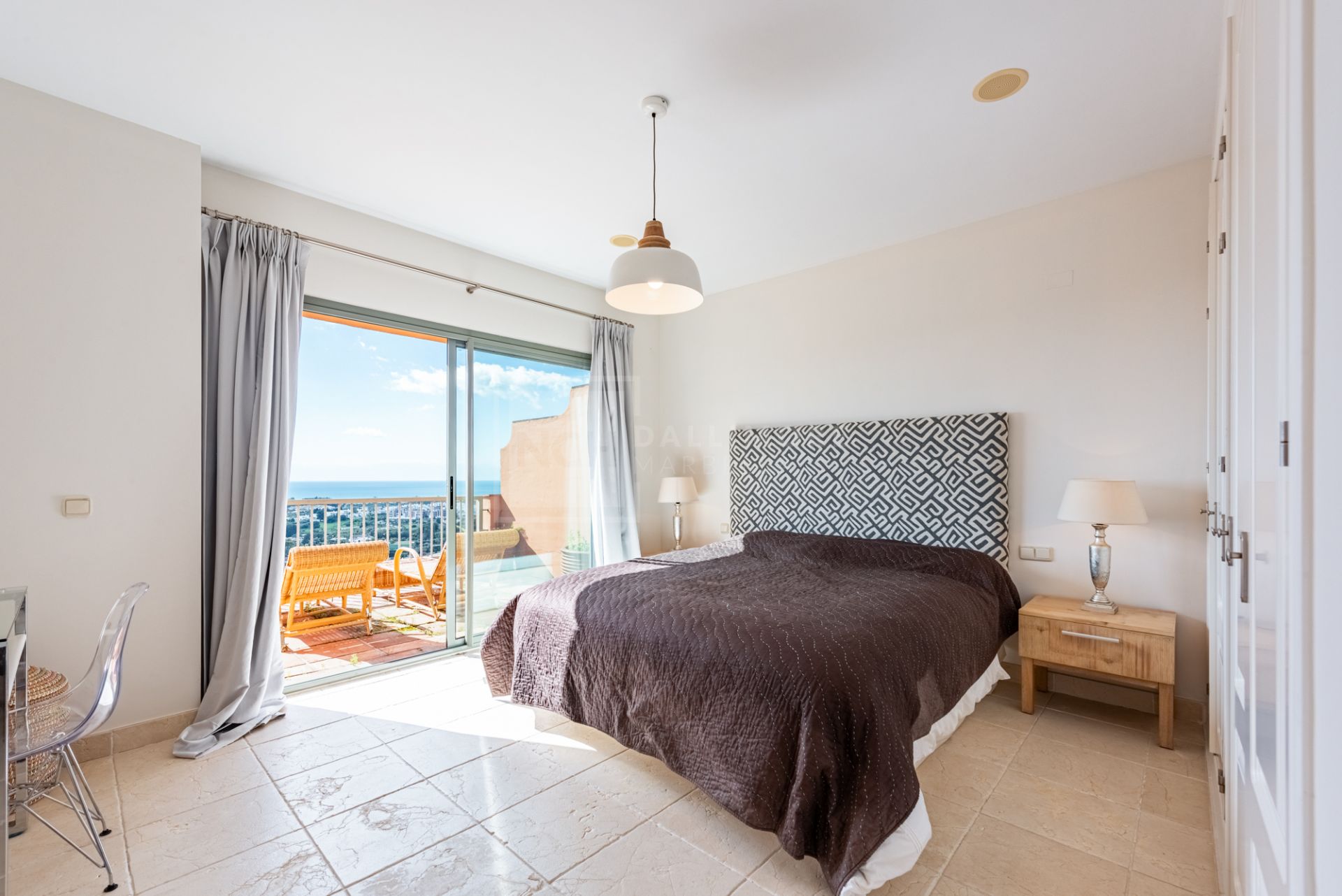 SPACIOUS PENTHOUSE WITH PANORAMIC SEA VIEWS