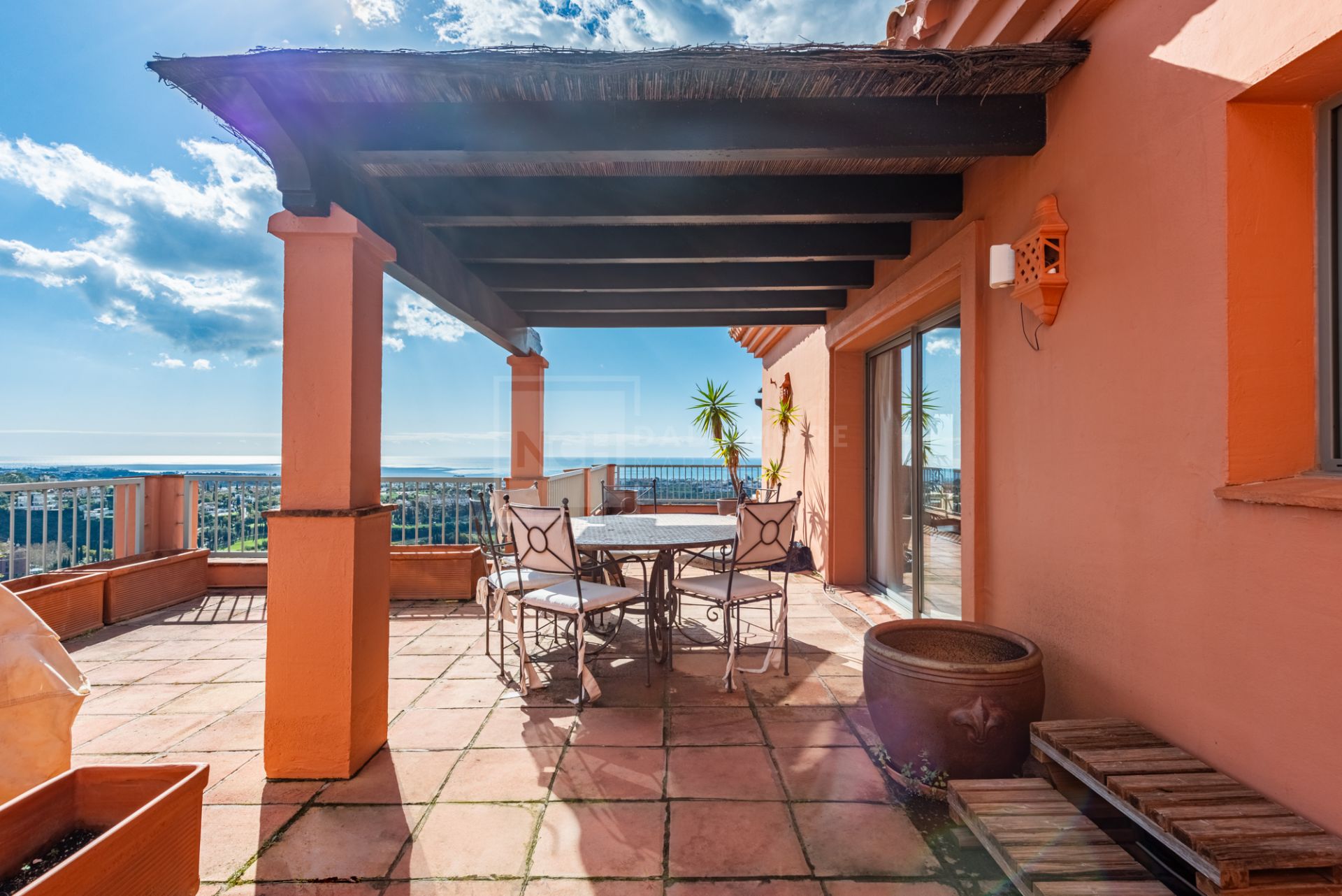 SPACIOUS PENTHOUSE WITH PANORAMIC SEA VIEWS