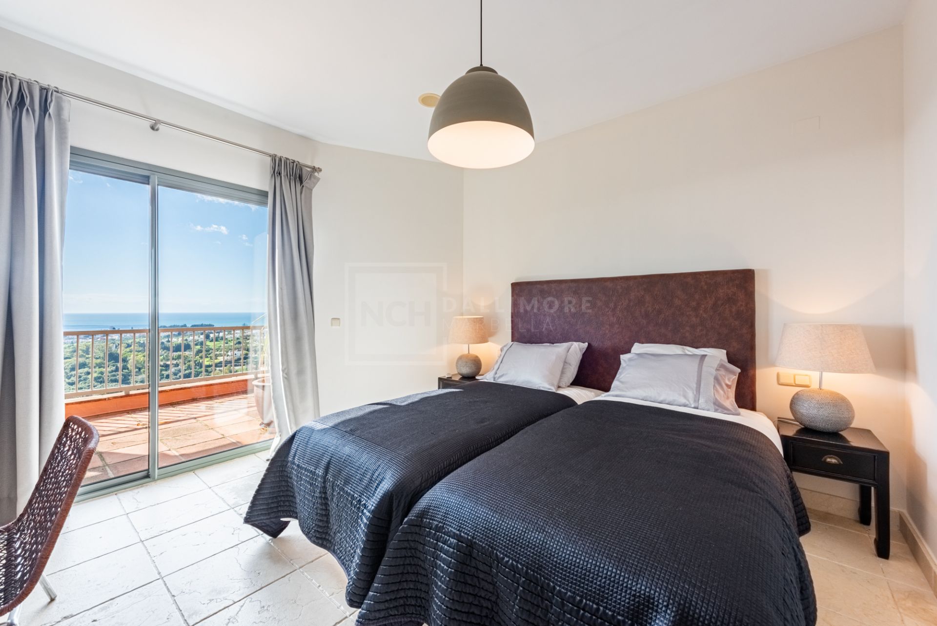 SPACIOUS PENTHOUSE WITH PANORAMIC SEA VIEWS