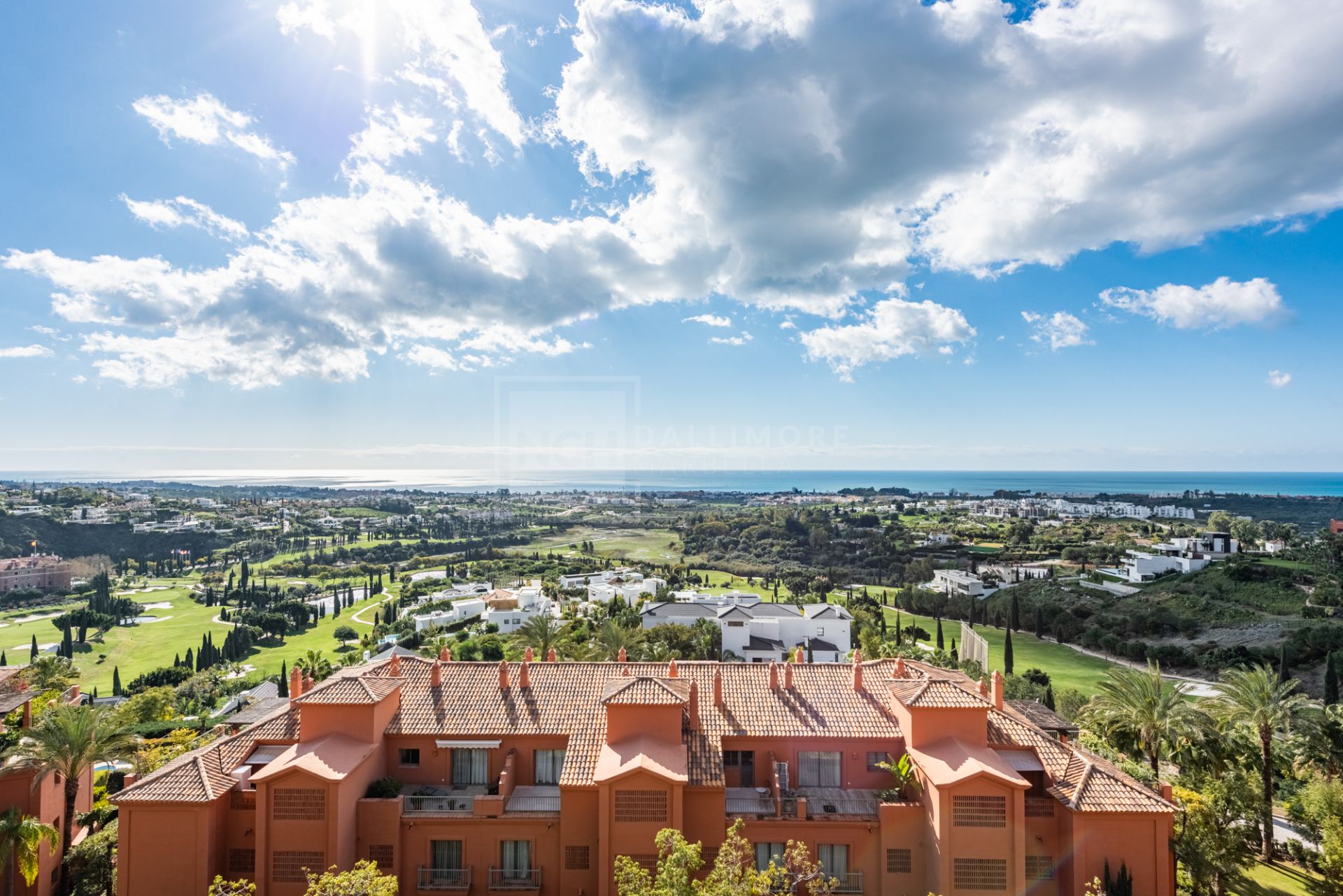 SPACIOUS PENTHOUSE WITH PANORAMIC SEA VIEWS