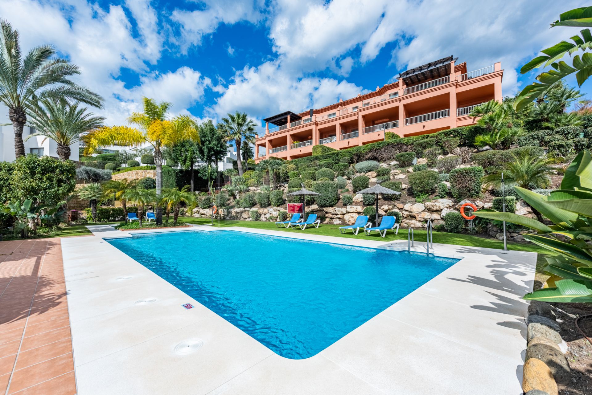 SPACIOUS PENTHOUSE WITH PANORAMIC SEA VIEWS