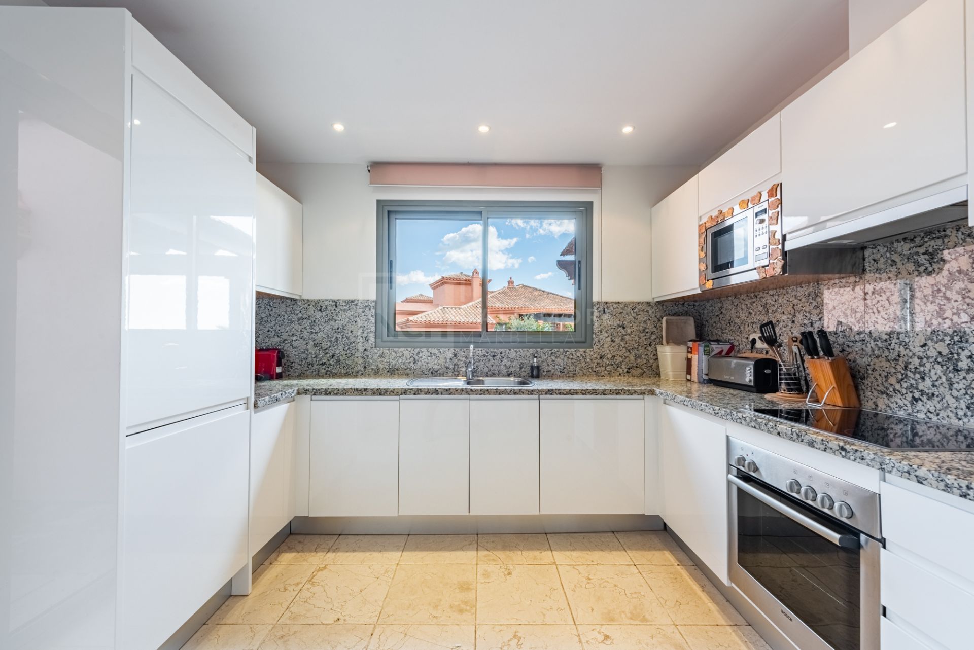 SPACIOUS PENTHOUSE WITH PANORAMIC SEA VIEWS