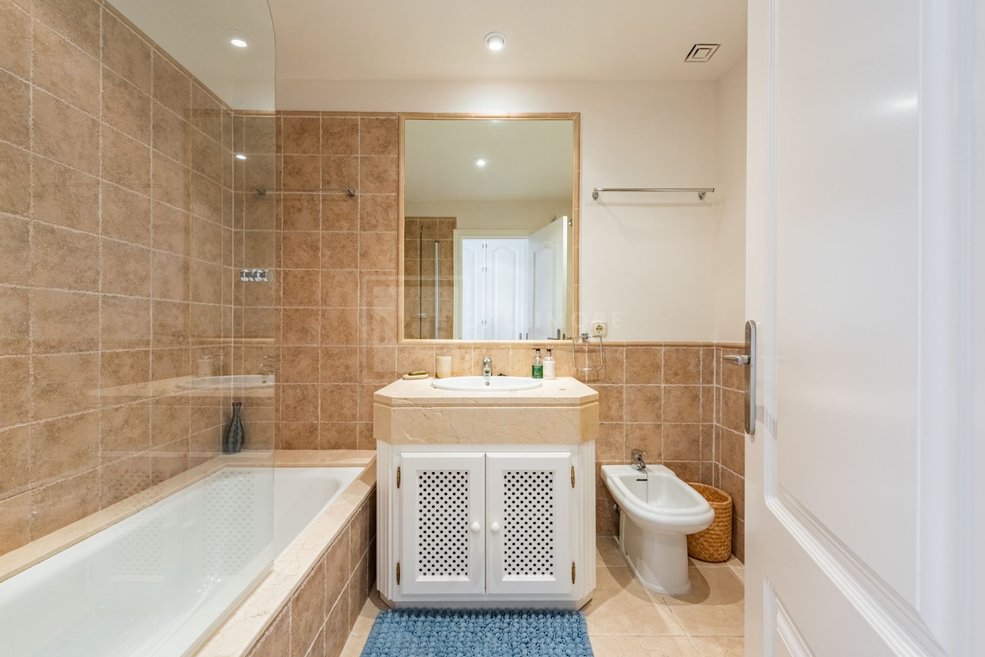 SPACIOUS PENTHOUSE WITH PANORAMIC SEA VIEWS