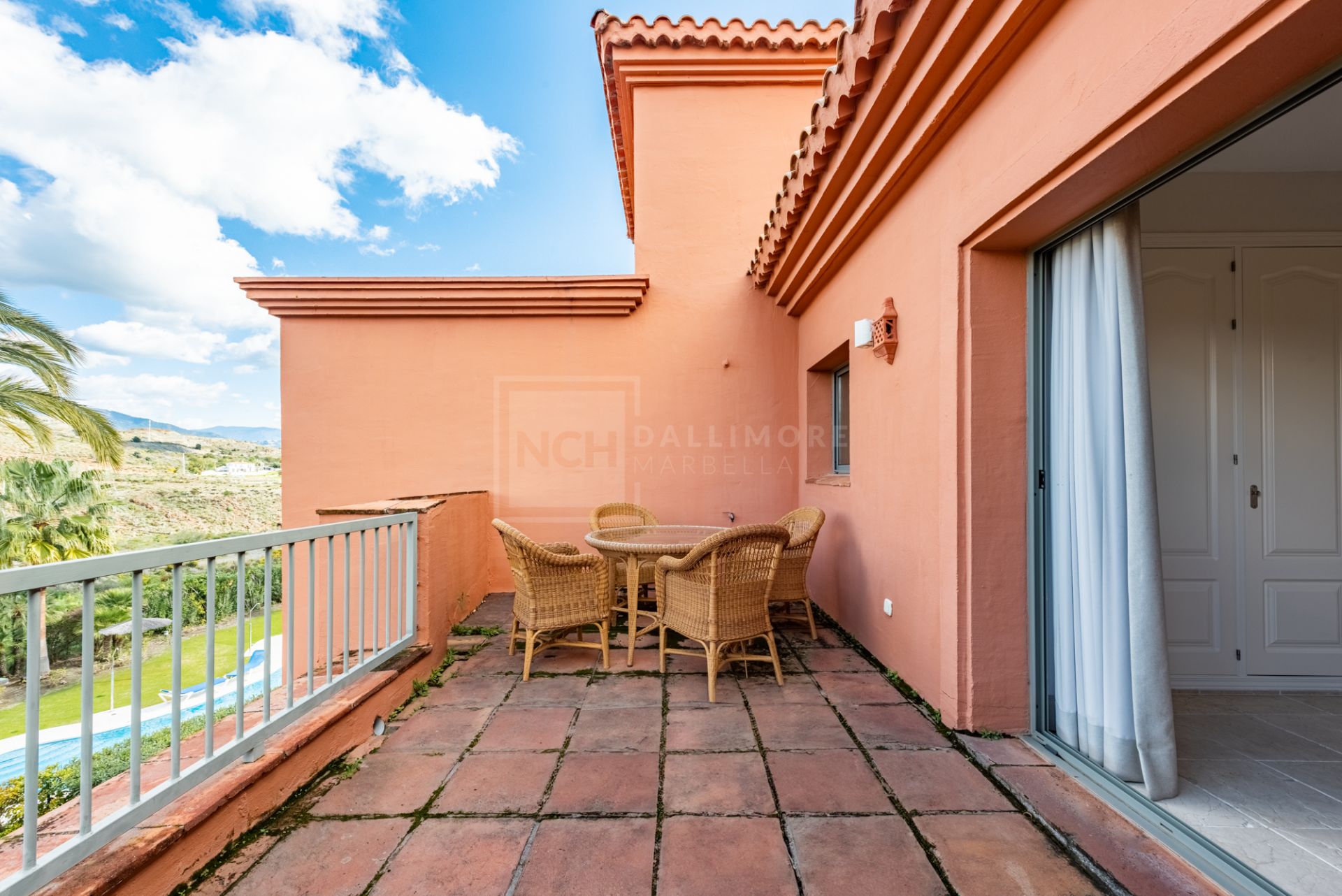 SPACIOUS PENTHOUSE WITH PANORAMIC SEA VIEWS