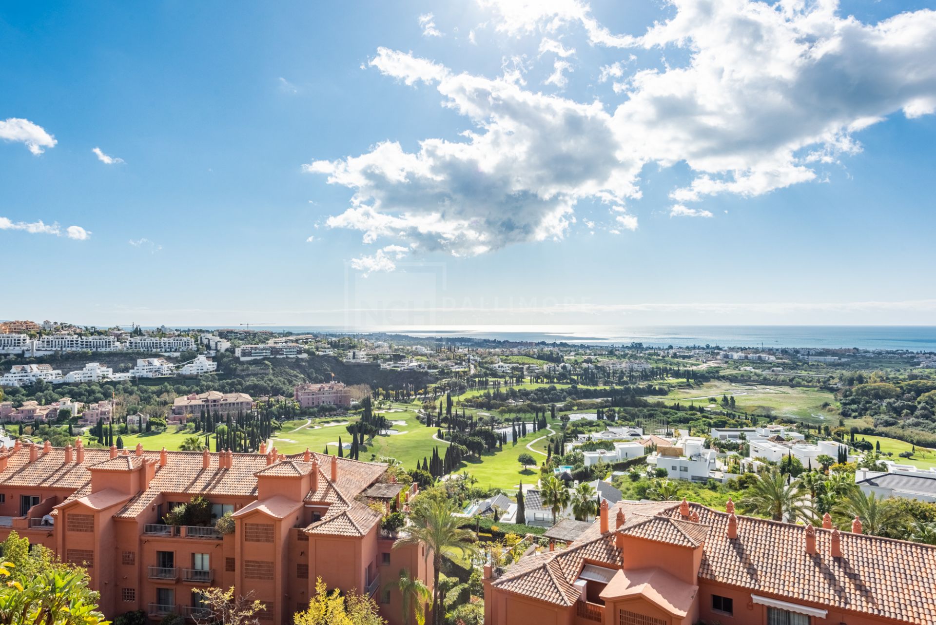 SPACIOUS PENTHOUSE WITH PANORAMIC SEA VIEWS