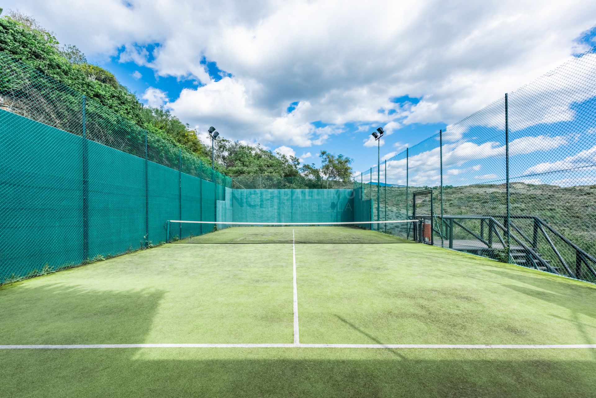 SPACIOUS PENTHOUSE WITH PANORAMIC SEA VIEWS