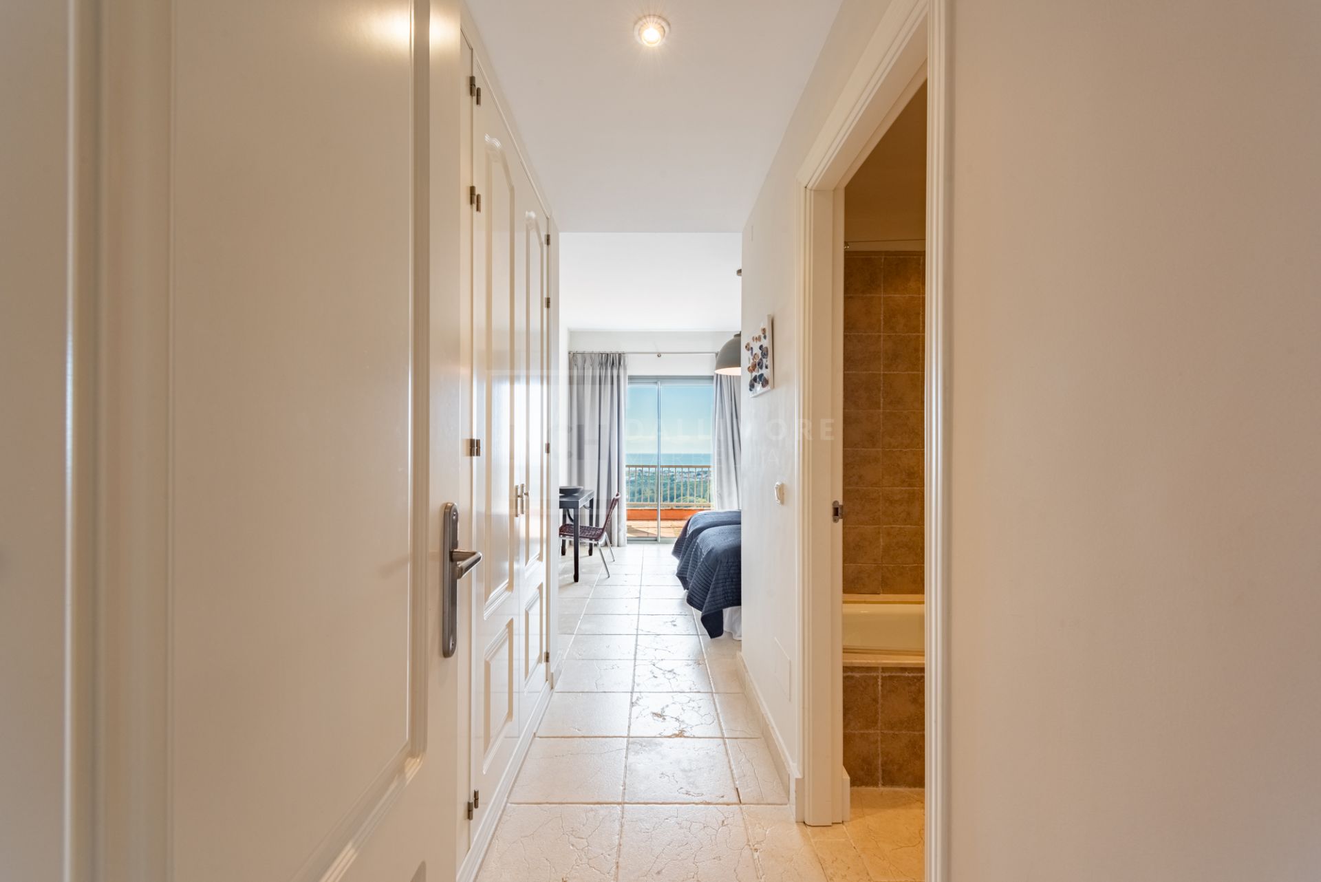 SPACIOUS PENTHOUSE WITH PANORAMIC SEA VIEWS