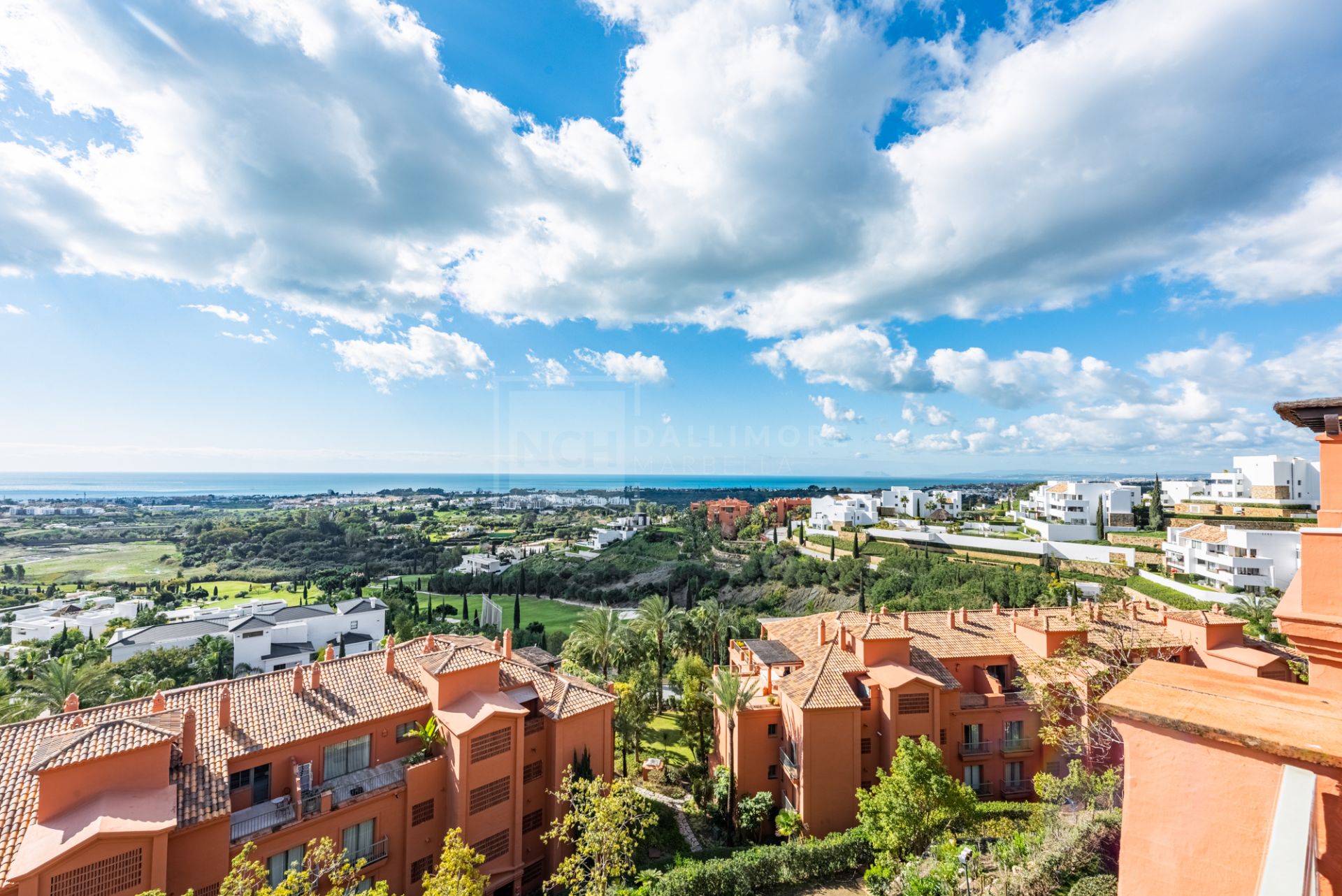 SPACIOUS PENTHOUSE WITH PANORAMIC SEA VIEWS