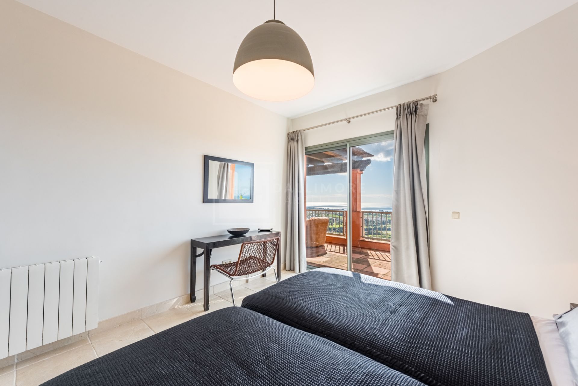 SPACIOUS PENTHOUSE WITH PANORAMIC SEA VIEWS