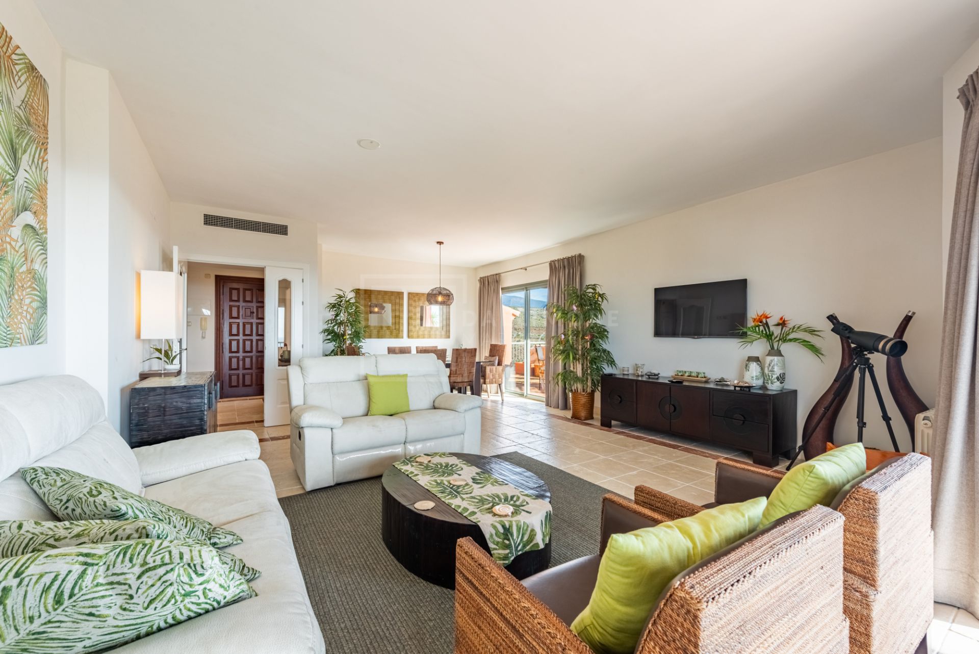 SPACIOUS PENTHOUSE WITH PANORAMIC SEA VIEWS