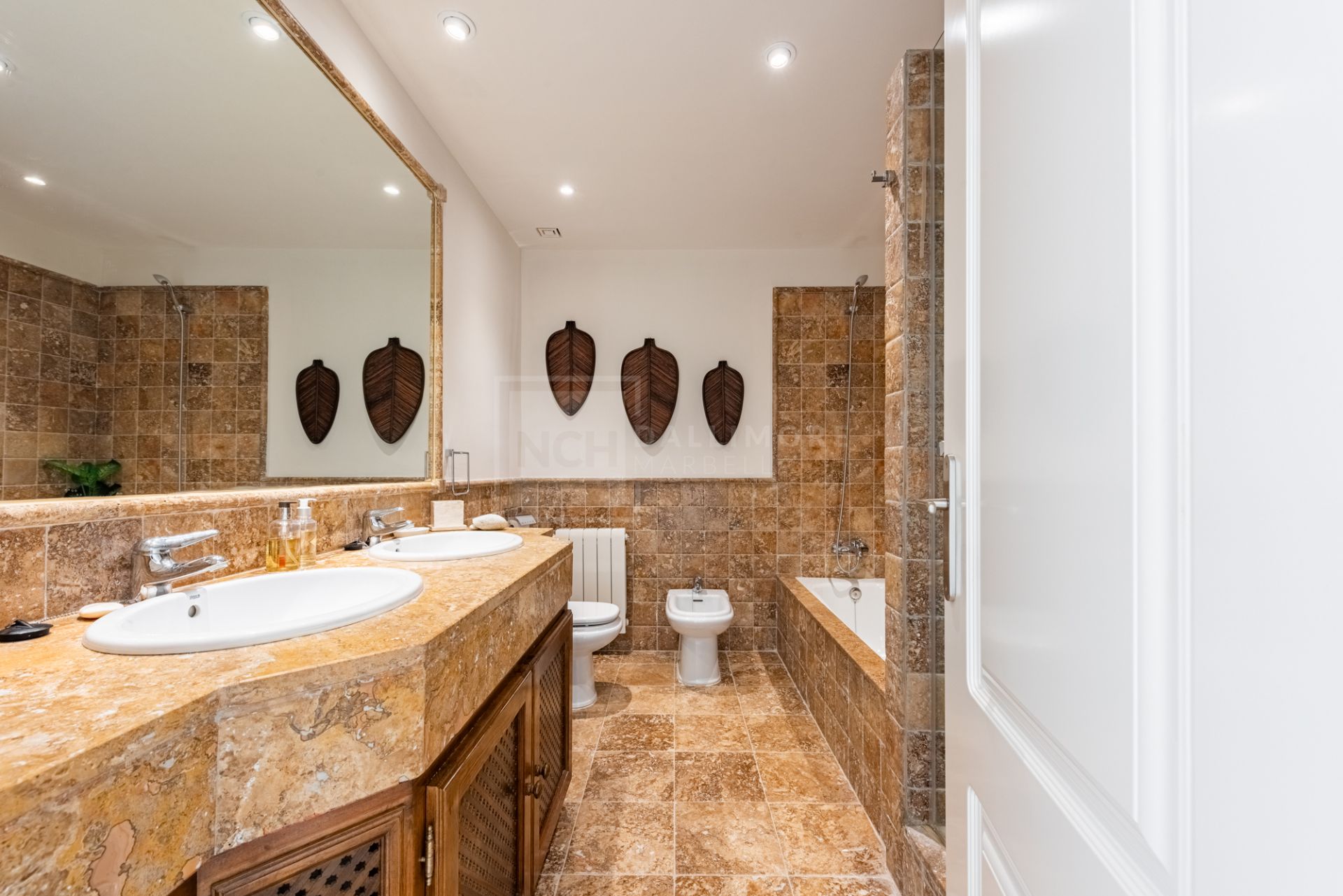 SPACIOUS PENTHOUSE WITH PANORAMIC SEA VIEWS