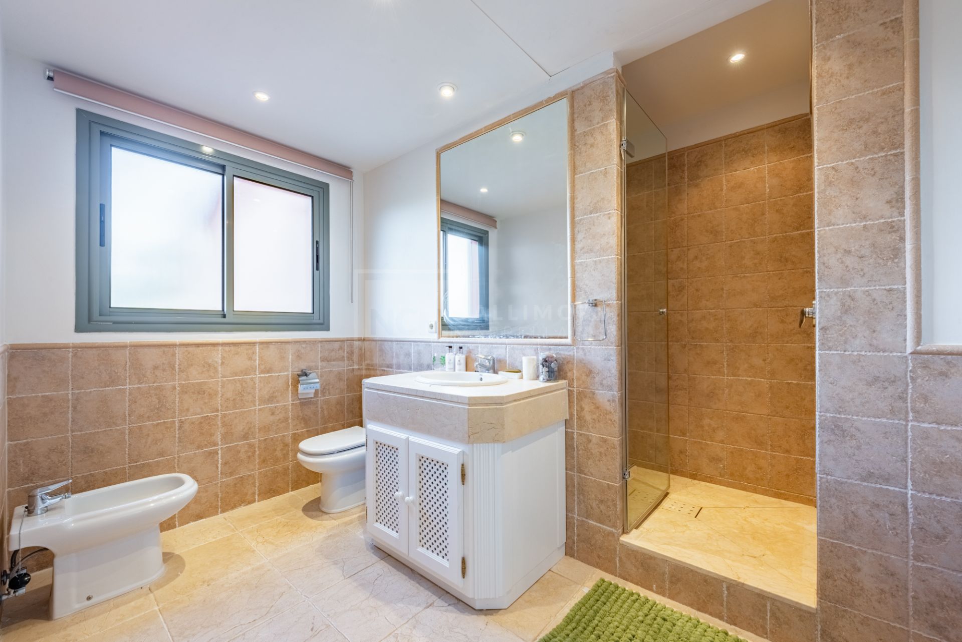 SPACIOUS PENTHOUSE WITH PANORAMIC SEA VIEWS