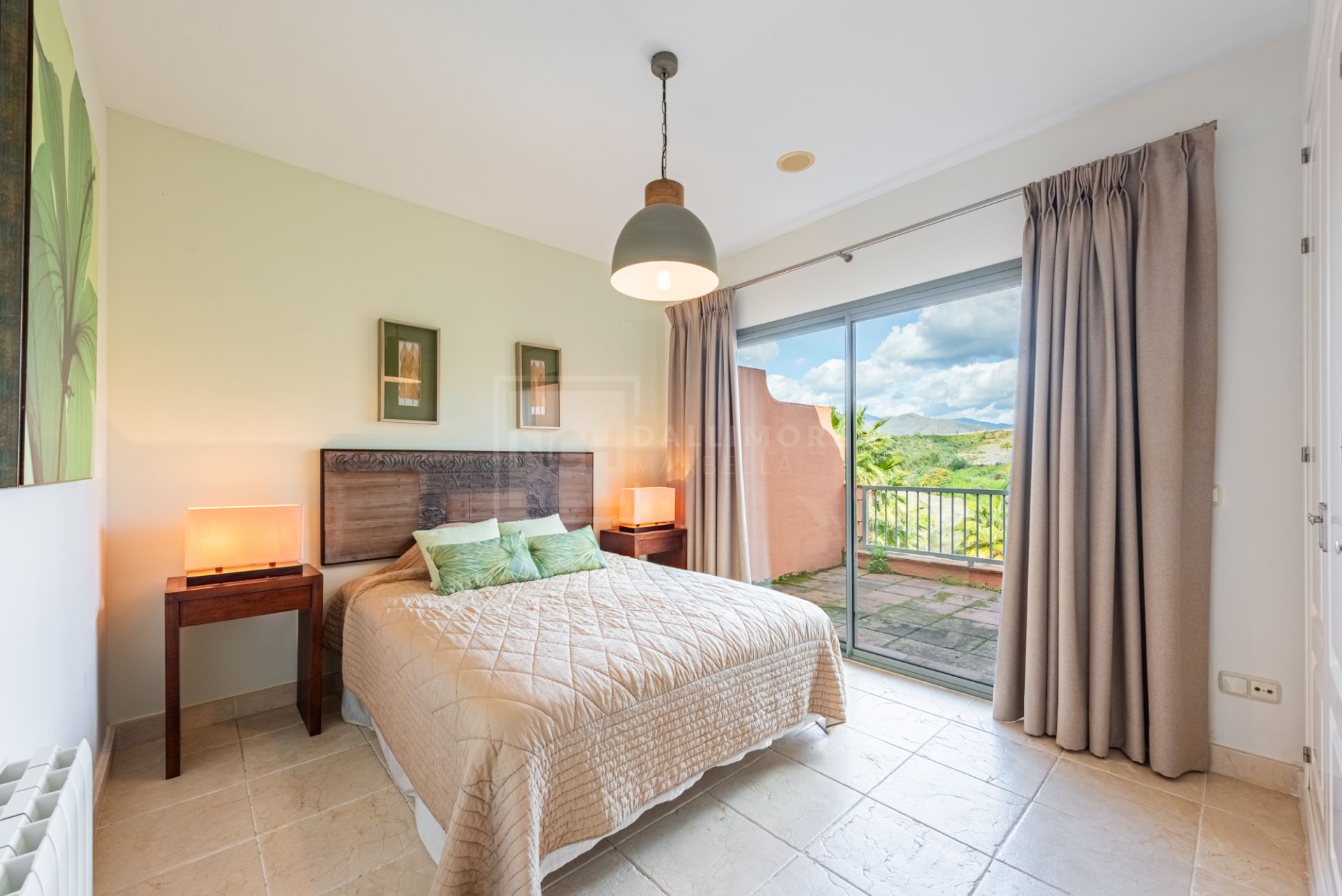 SPACIOUS PENTHOUSE WITH PANORAMIC SEA VIEWS