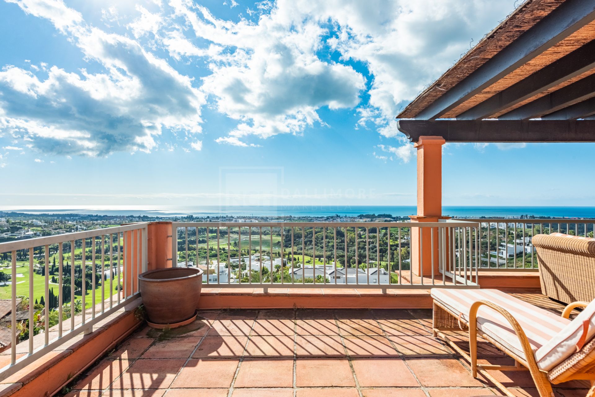 SPACIOUS PENTHOUSE WITH PANORAMIC SEA VIEWS