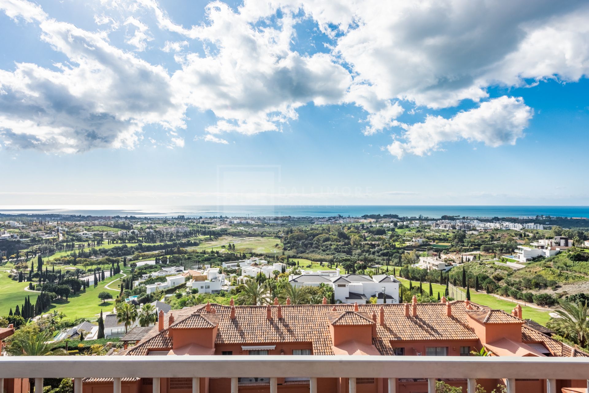 SPACIOUS PENTHOUSE WITH PANORAMIC SEA VIEWS