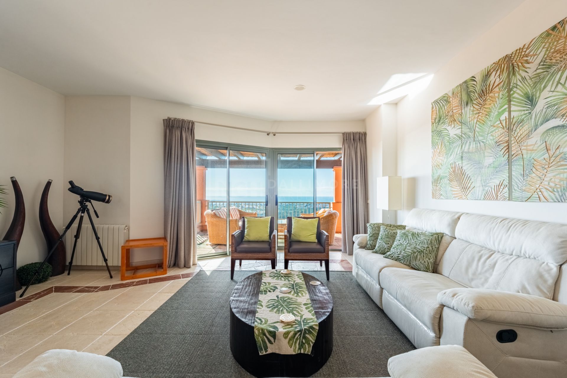 SPACIOUS PENTHOUSE WITH PANORAMIC SEA VIEWS