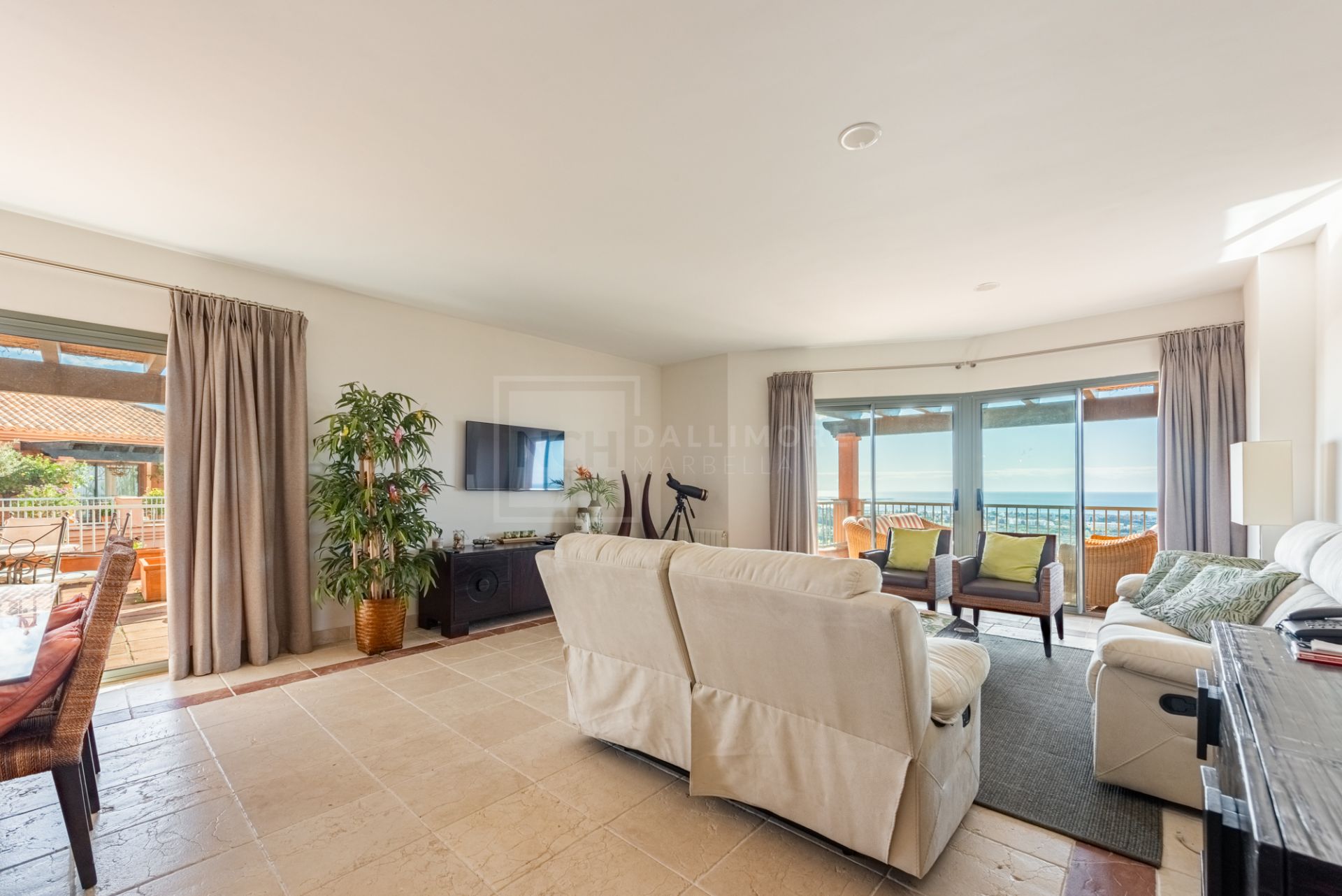 SPACIOUS PENTHOUSE WITH PANORAMIC SEA VIEWS