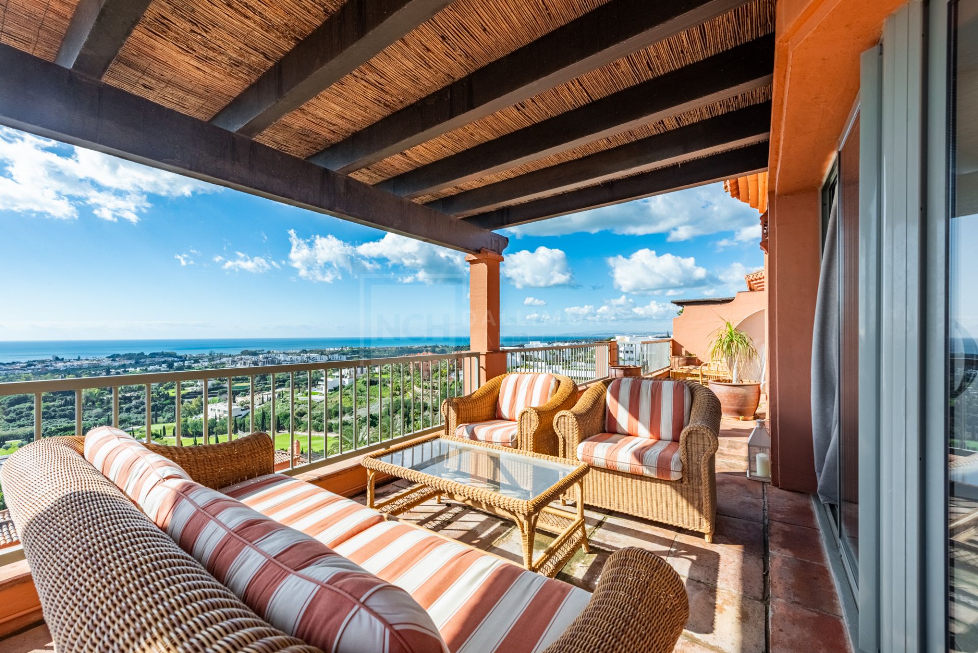 SPACIOUS PENTHOUSE WITH PANORAMIC SEA VIEWS