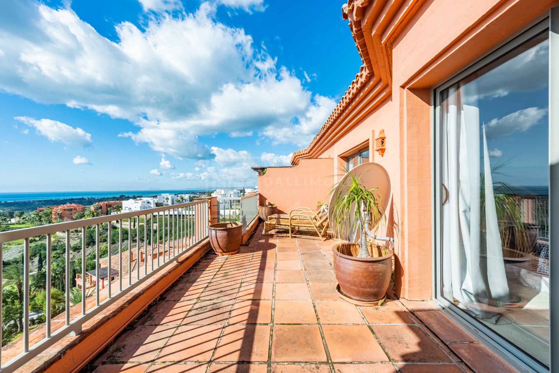 SPACIOUS PENTHOUSE WITH PANORAMIC SEA VIEWS