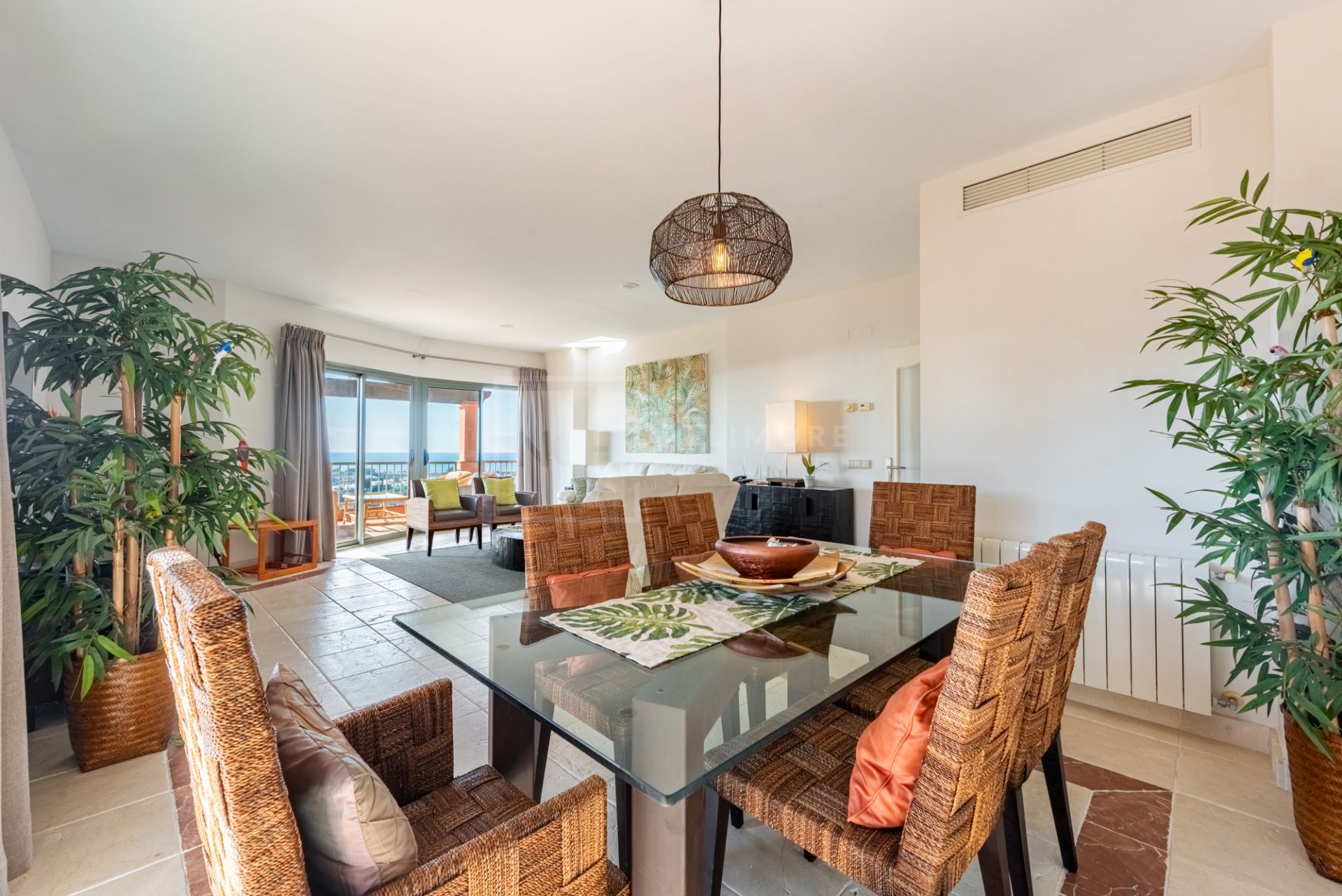 SPACIOUS PENTHOUSE WITH PANORAMIC SEA VIEWS