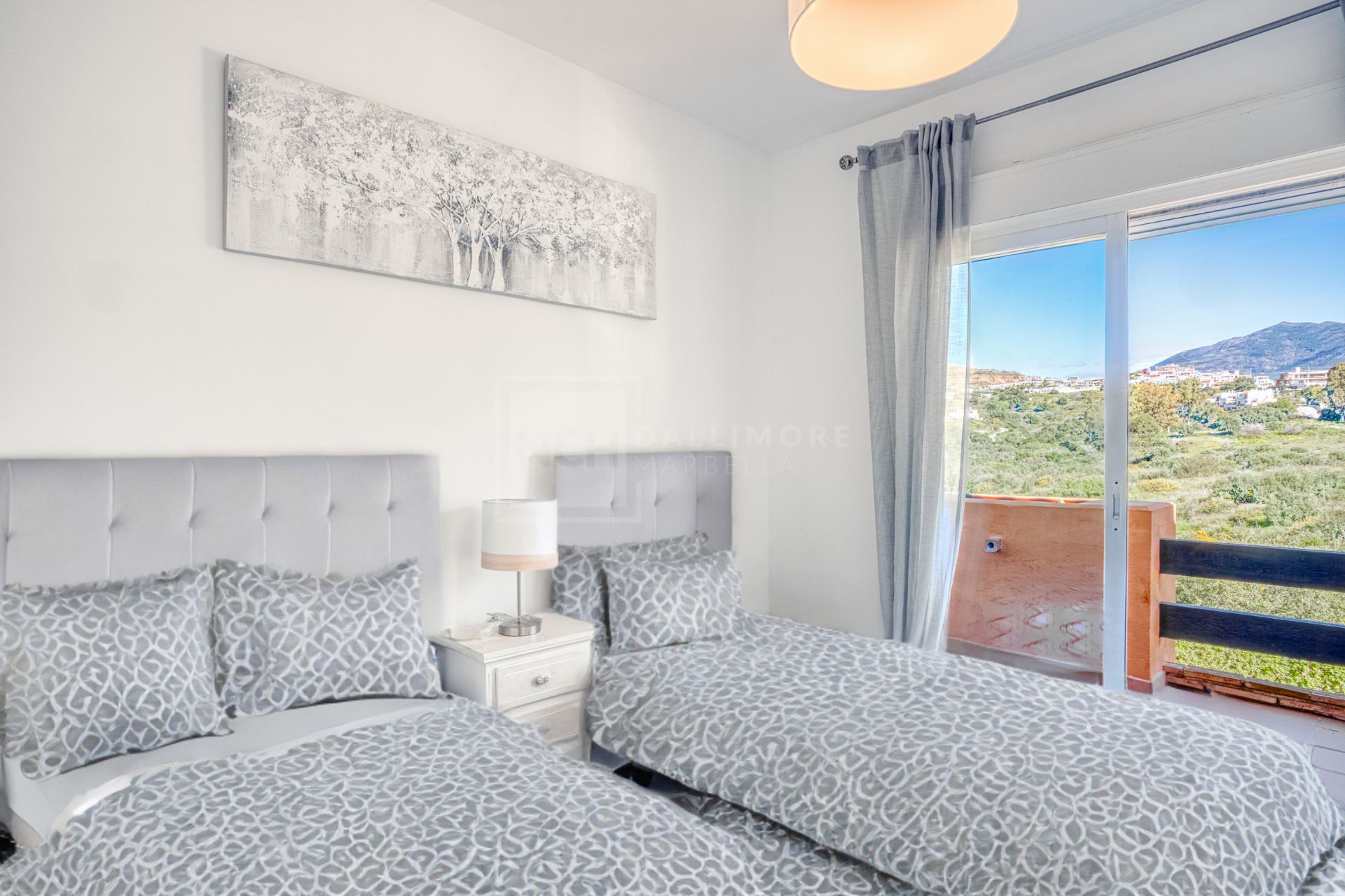 Increíble cuatro dormitorios, con orientación sur oeste adosada en la comunidad cerrada, Paraiso Bellevue
