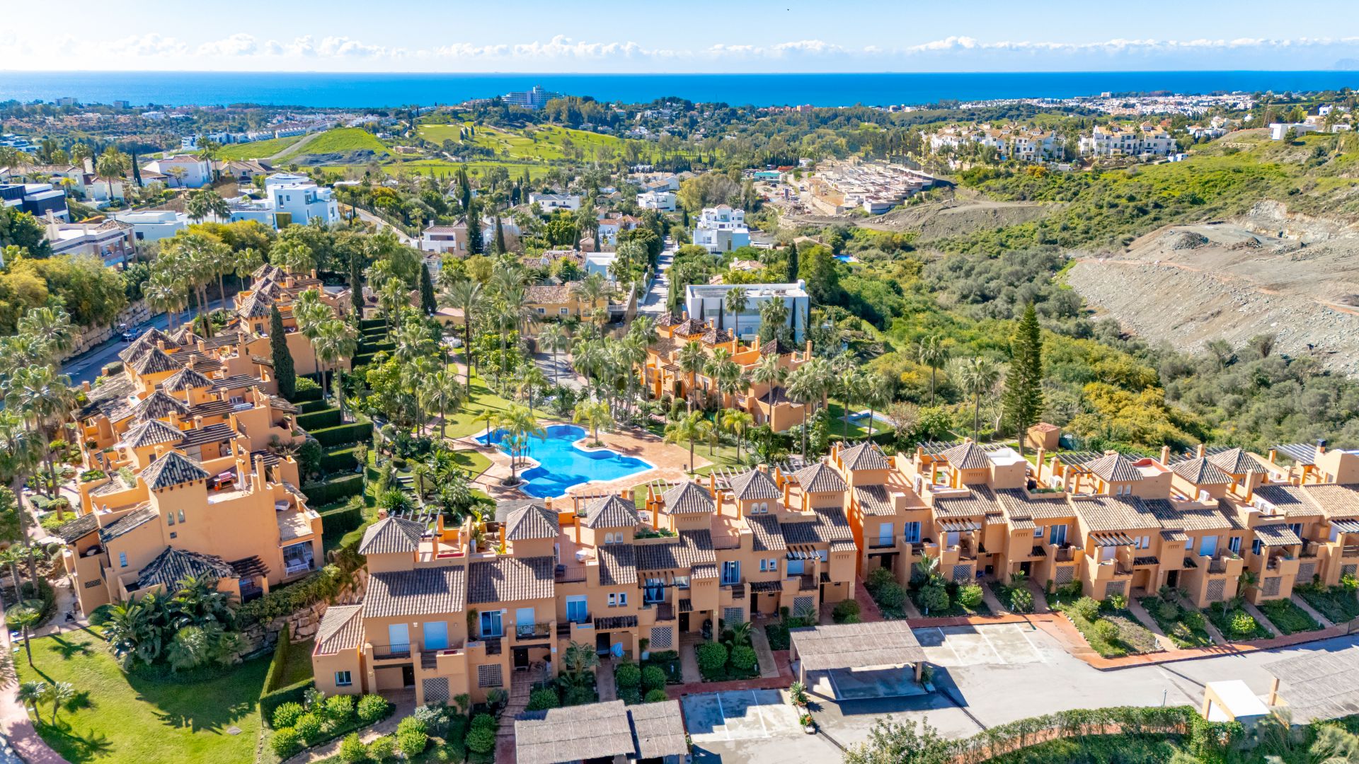 Increíble cuatro dormitorios, con orientación sur oeste adosada en la comunidad cerrada, Paraiso Bellevue