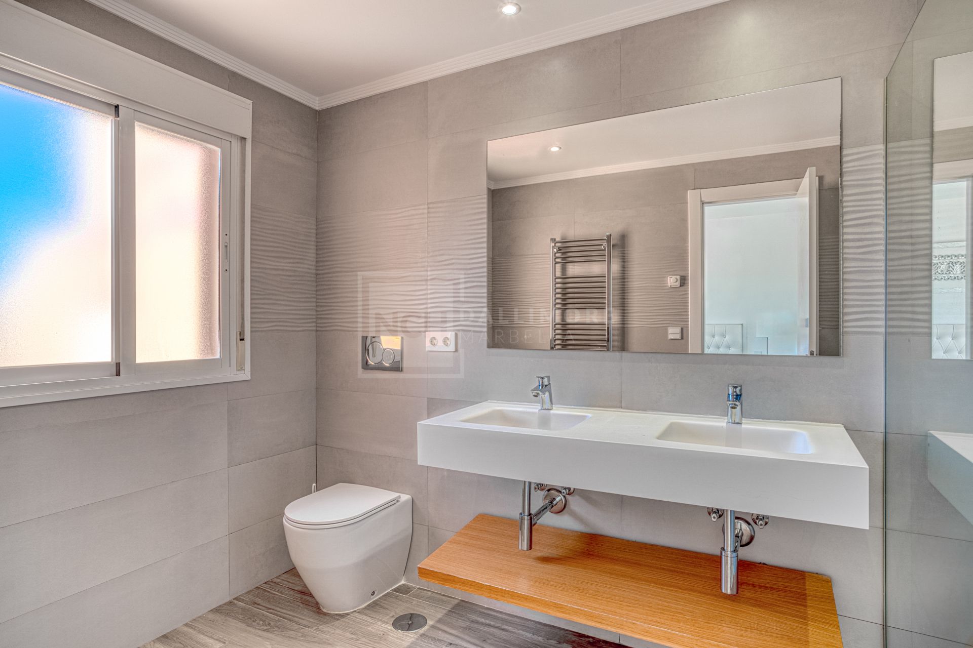Increíble cuatro dormitorios, con orientación sur oeste adosada en la comunidad cerrada, Paraiso Bellevue