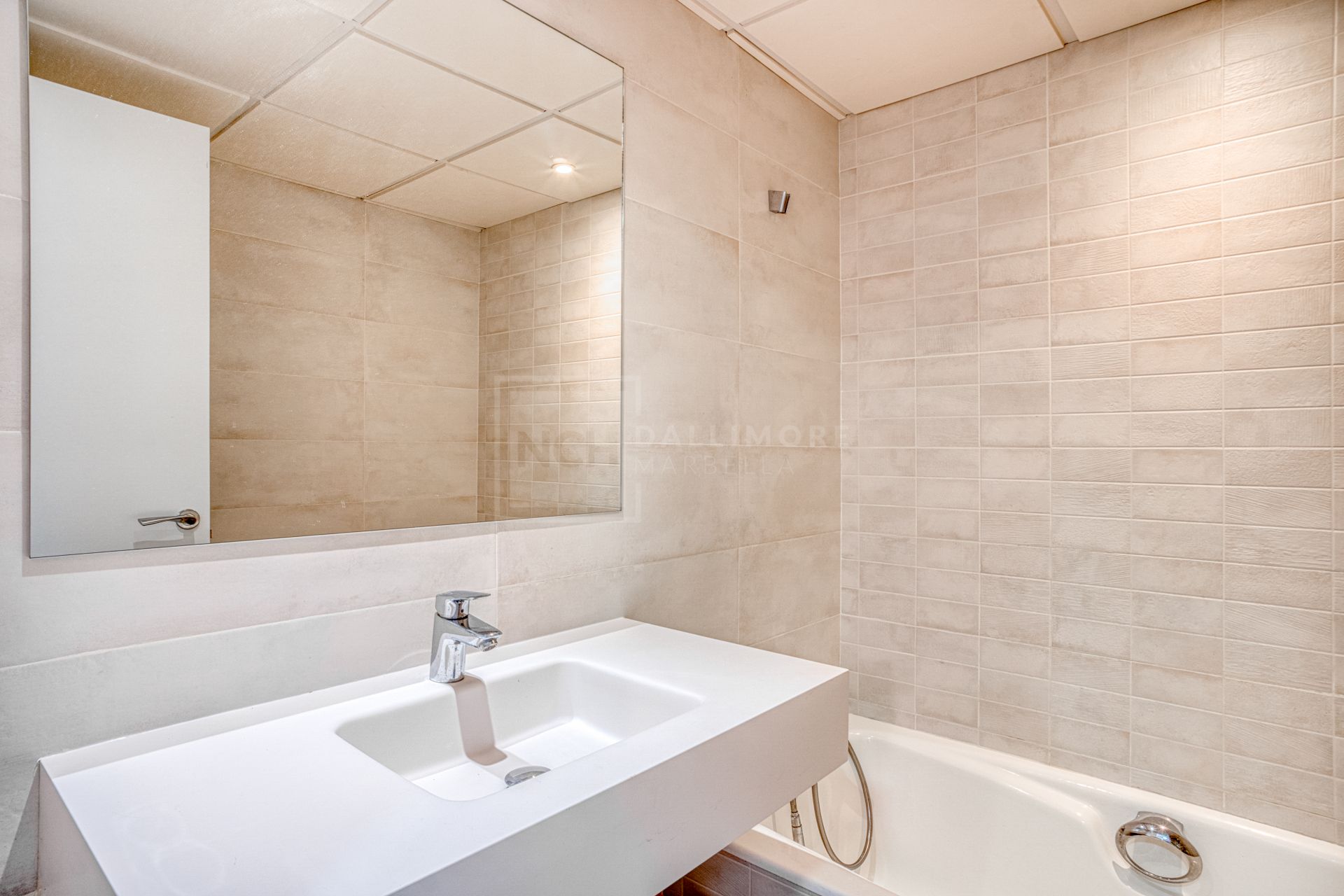 Increíble cuatro dormitorios, con orientación sur oeste adosada en la comunidad cerrada, Paraiso Bellevue