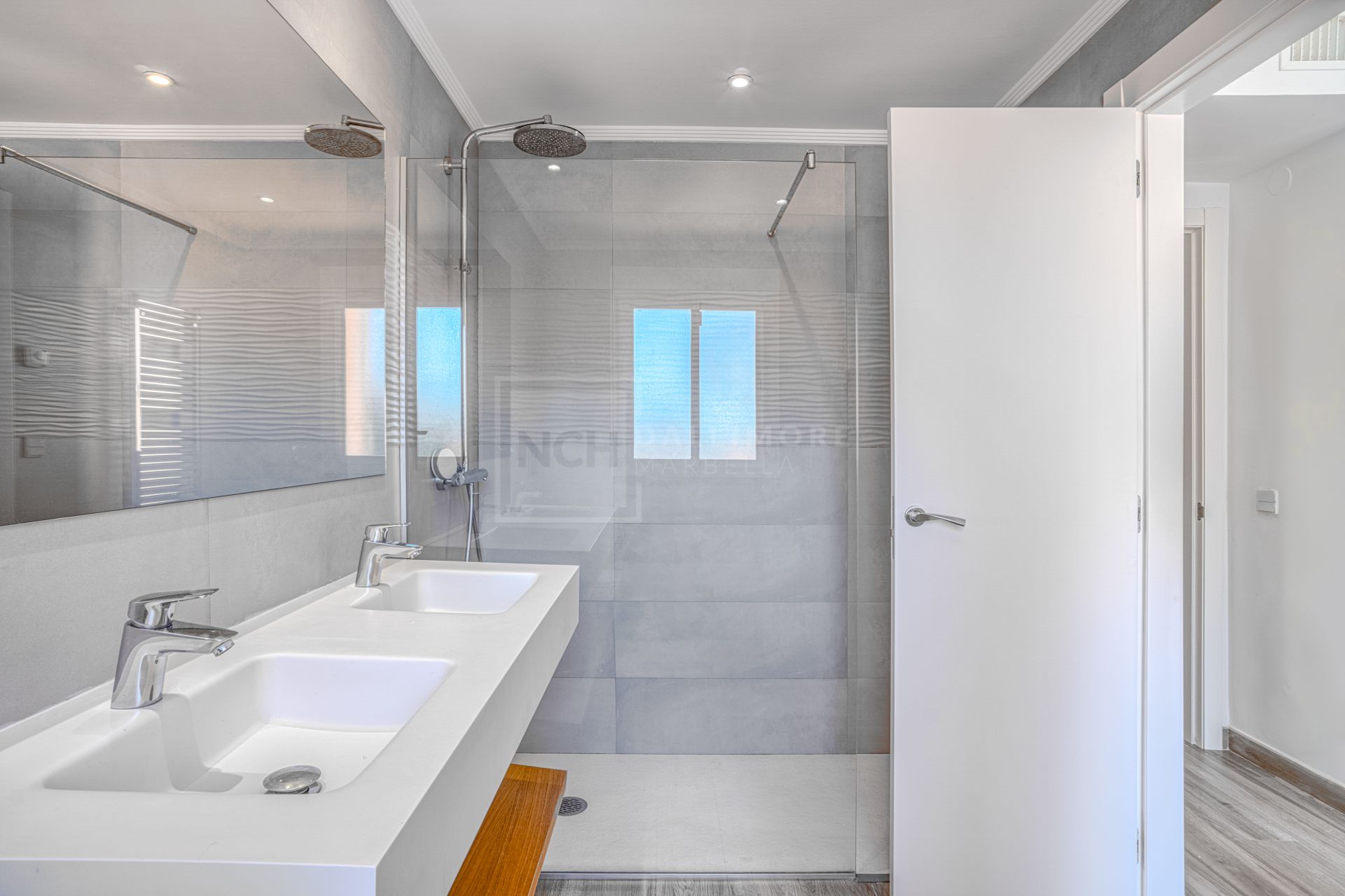 Increíble cuatro dormitorios, con orientación sur oeste adosada en la comunidad cerrada, Paraiso Bellevue