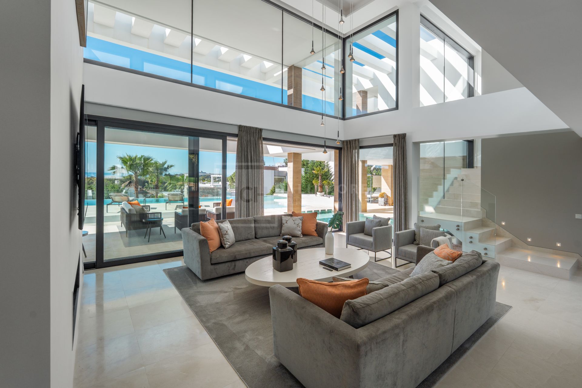 LUXURY 5-BEDROOM VILLA